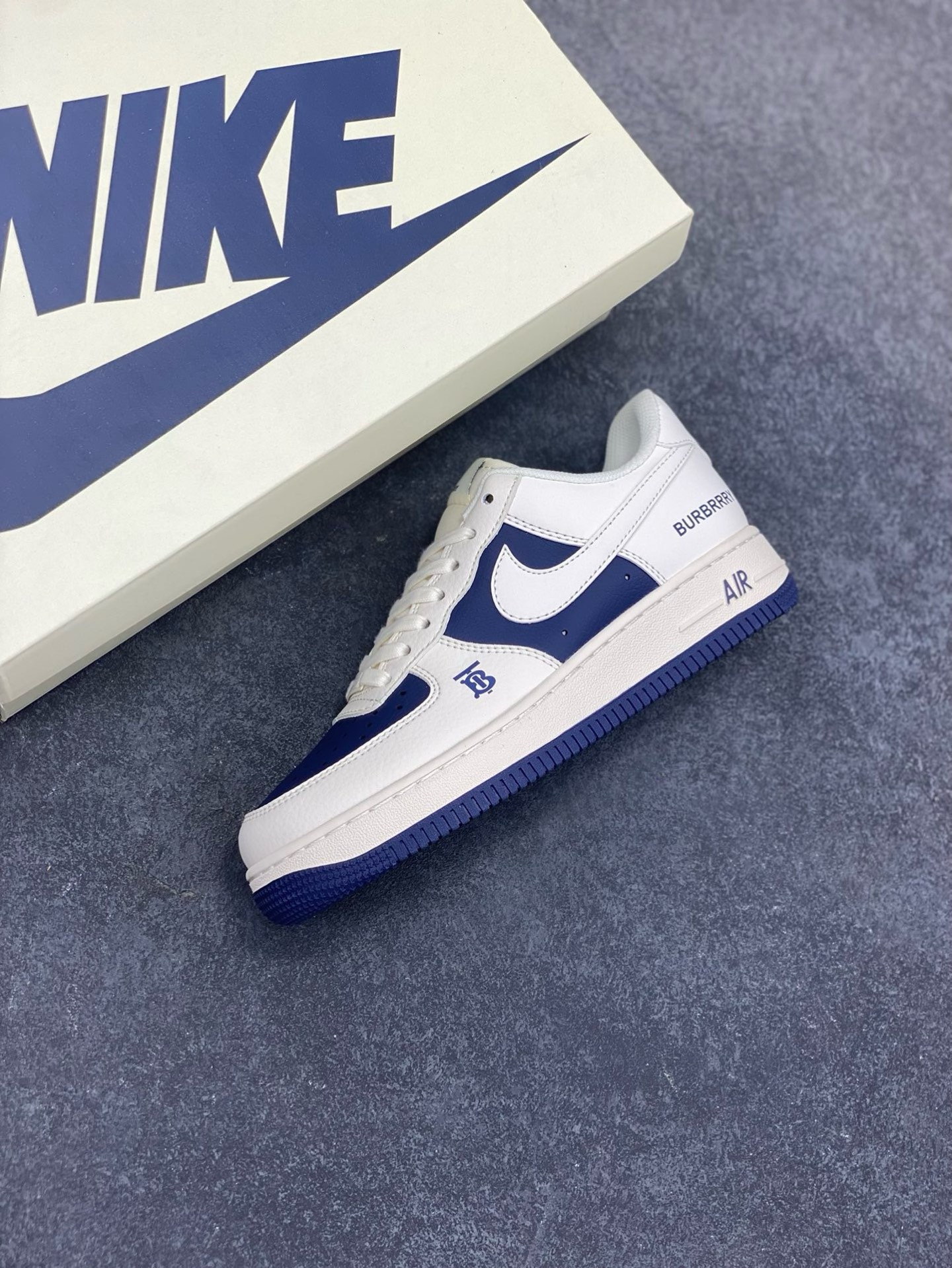 图片[7]-福利特价 NIke Air Force 1 \’07 Low “巴宝莉联名–米白藏蓝拼接”空军一号 低帮 运动鞋 休闲鞋 折边针车 工艺难度大 原楦头原纸板 原装鞋盒 定制五金配件 内置全掌气垫 原厂鞋底 货号：BB8588-222 尺码：36 36.5 37.5 38 38.5 39 40 40.5 41 42 42.5 43 44 44.5 45-选品中心