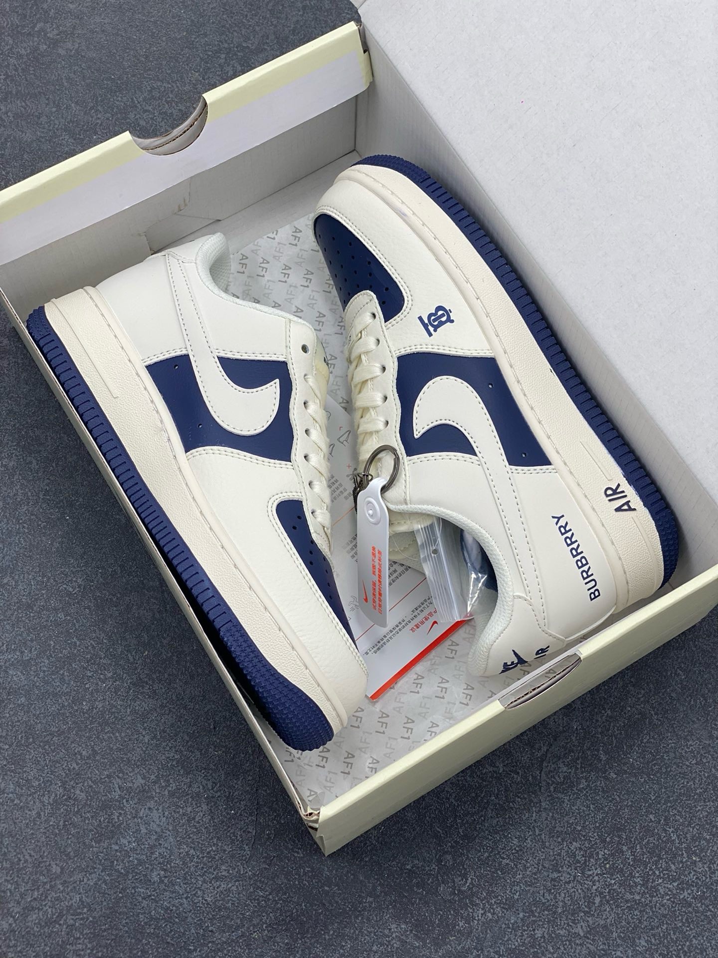 图片[9]-福利特价 NIke Air Force 1 \’07 Low “巴宝莉联名–米白藏蓝拼接”空军一号 低帮 运动鞋 休闲鞋 折边针车 工艺难度大 原楦头原纸板 原装鞋盒 定制五金配件 内置全掌气垫 原厂鞋底 货号：BB8588-222 尺码：36 36.5 37.5 38 38.5 39 40 40.5 41 42 42.5 43 44 44.5 45-选品中心