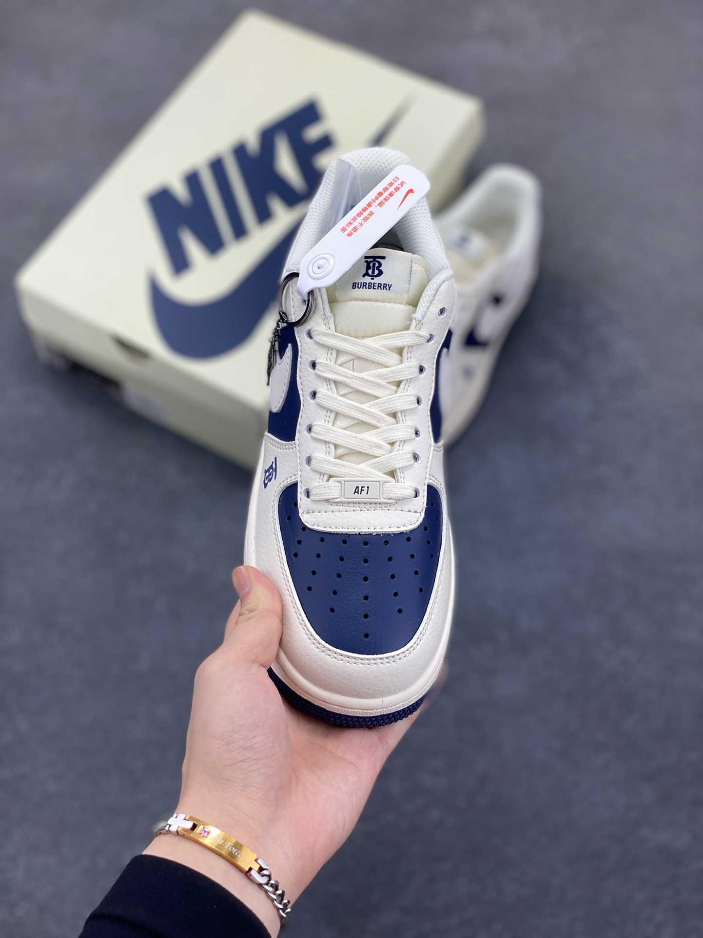图片[2]-福利特价 NIke Air Force 1 \’07 Low “巴宝莉联名–米白藏蓝拼接”空军一号 低帮 运动鞋 休闲鞋 折边针车 工艺难度大 原楦头原纸板 原装鞋盒 定制五金配件 内置全掌气垫 原厂鞋底 货号：BB8588-222 尺码：36 36.5 37.5 38 38.5 39 40 40.5 41 42 42.5 43 44 44.5 45-选品中心