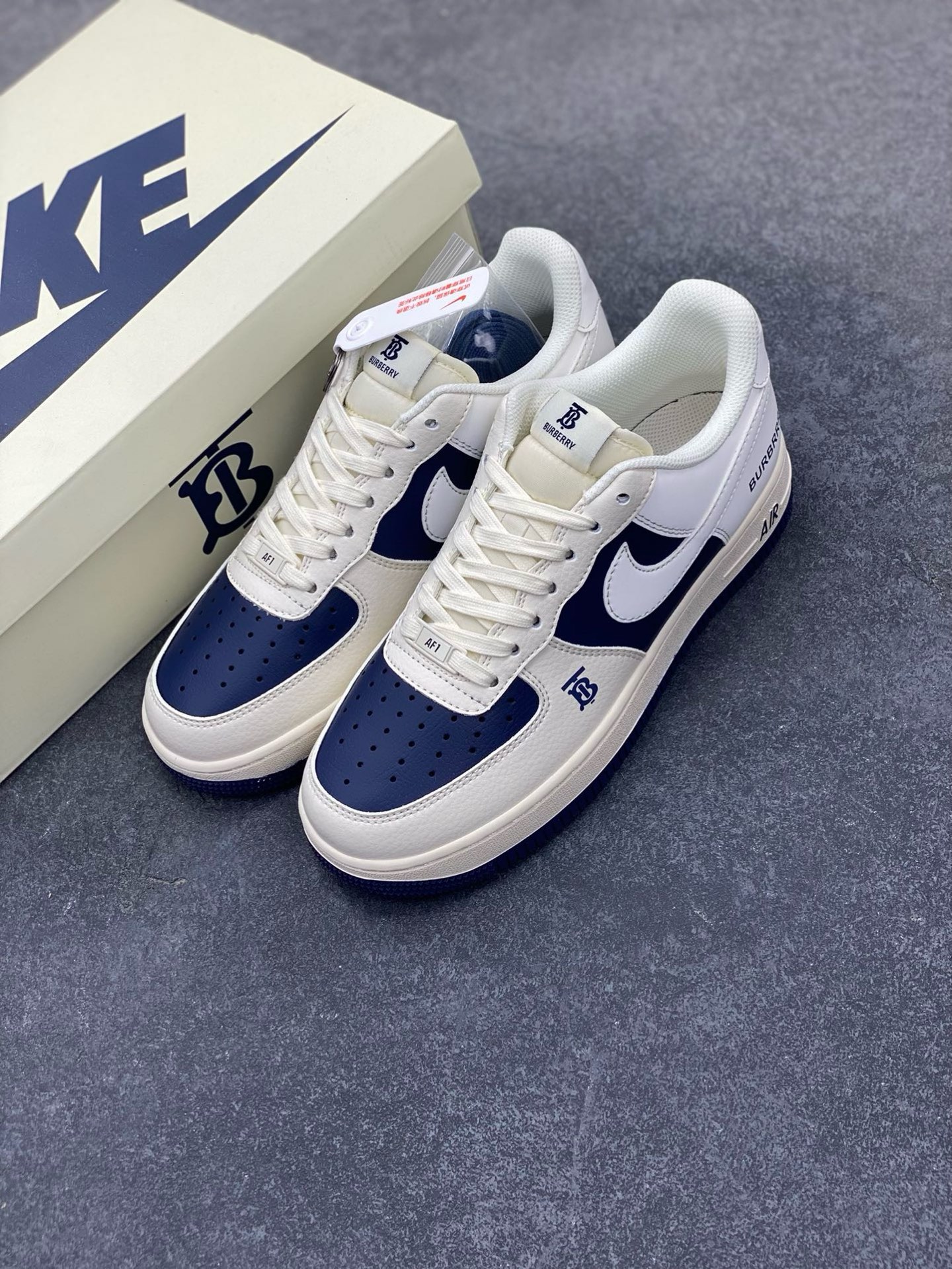 图片[8]-福利特价 NIke Air Force 1 \’07 Low “巴宝莉联名–米白藏蓝拼接”空军一号 低帮 运动鞋 休闲鞋 折边针车 工艺难度大 原楦头原纸板 原装鞋盒 定制五金配件 内置全掌气垫 原厂鞋底 货号：BB8588-222 尺码：36 36.5 37.5 38 38.5 39 40 40.5 41 42 42.5 43 44 44.5 45-选品中心