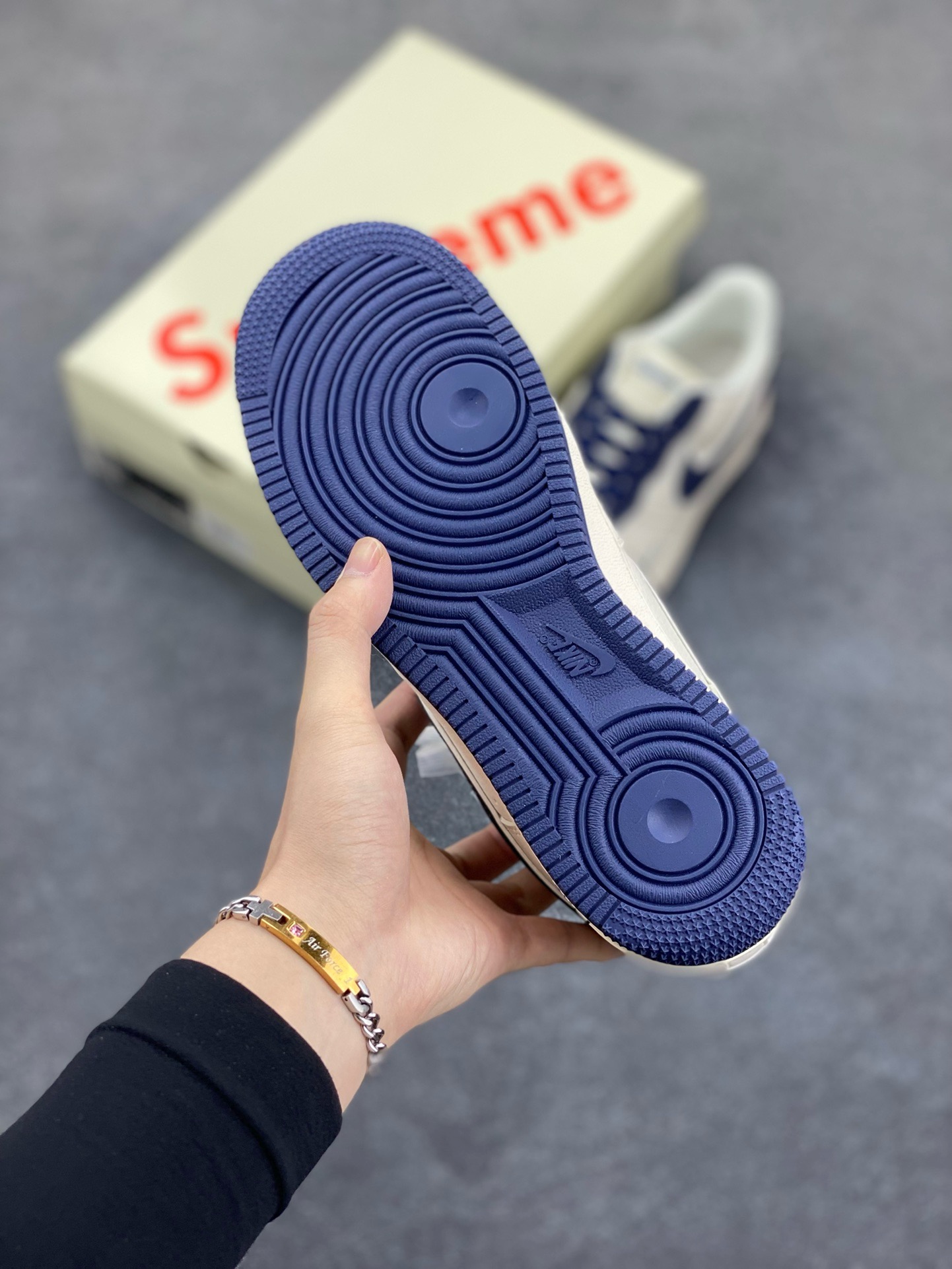 图片[5]-福利特价 NIke Air Force 1 \’07 Low “石头岛Supreme联名–藏蓝米白”空军一号 低帮 运动鞋 休闲鞋 折边针车 工艺难度大 原楦头原纸板 原装鞋盒 定制五金配件 内置全掌气垫 原厂鞋底 货号：BB1616-302 尺码：36 36.5 37.5 38 38.5 39 40 40.5 41 42 42.5 43 44 44.5 45-选品中心