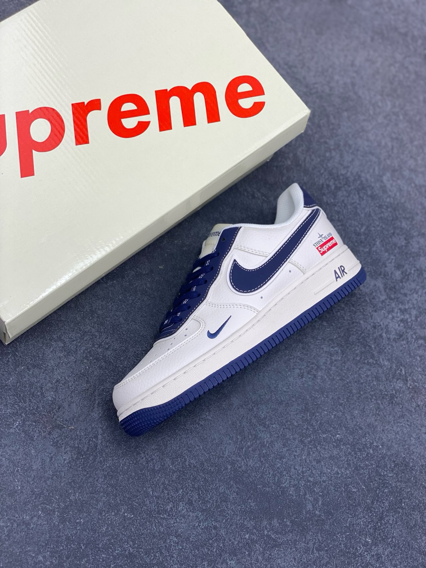 图片[7]-福利特价 NIke Air Force 1 \’07 Low “石头岛Supreme联名–藏蓝米白”空军一号 低帮 运动鞋 休闲鞋 折边针车 工艺难度大 原楦头原纸板 原装鞋盒 定制五金配件 内置全掌气垫 原厂鞋底 货号：BB1616-302 尺码：36 36.5 37.5 38 38.5 39 40 40.5 41 42 42.5 43 44 44.5 45-选品中心