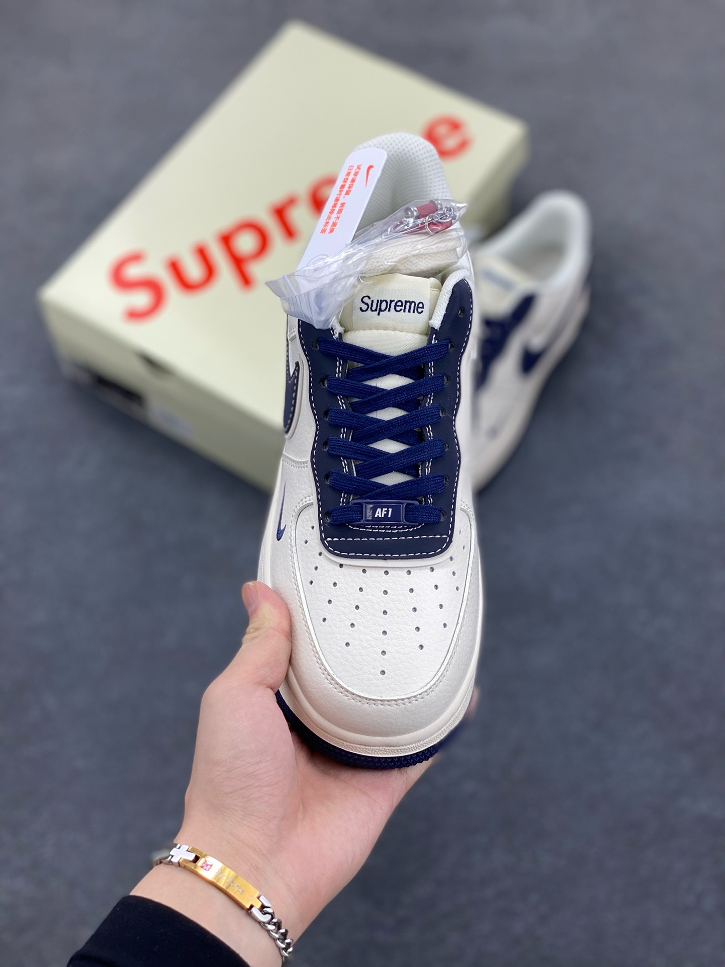 图片[2]-福利特价 NIke Air Force 1 \’07 Low “石头岛Supreme联名–藏蓝米白”空军一号 低帮 运动鞋 休闲鞋 折边针车 工艺难度大 原楦头原纸板 原装鞋盒 定制五金配件 内置全掌气垫 原厂鞋底 货号：BB1616-302 尺码：36 36.5 37.5 38 38.5 39 40 40.5 41 42 42.5 43 44 44.5 45-选品中心