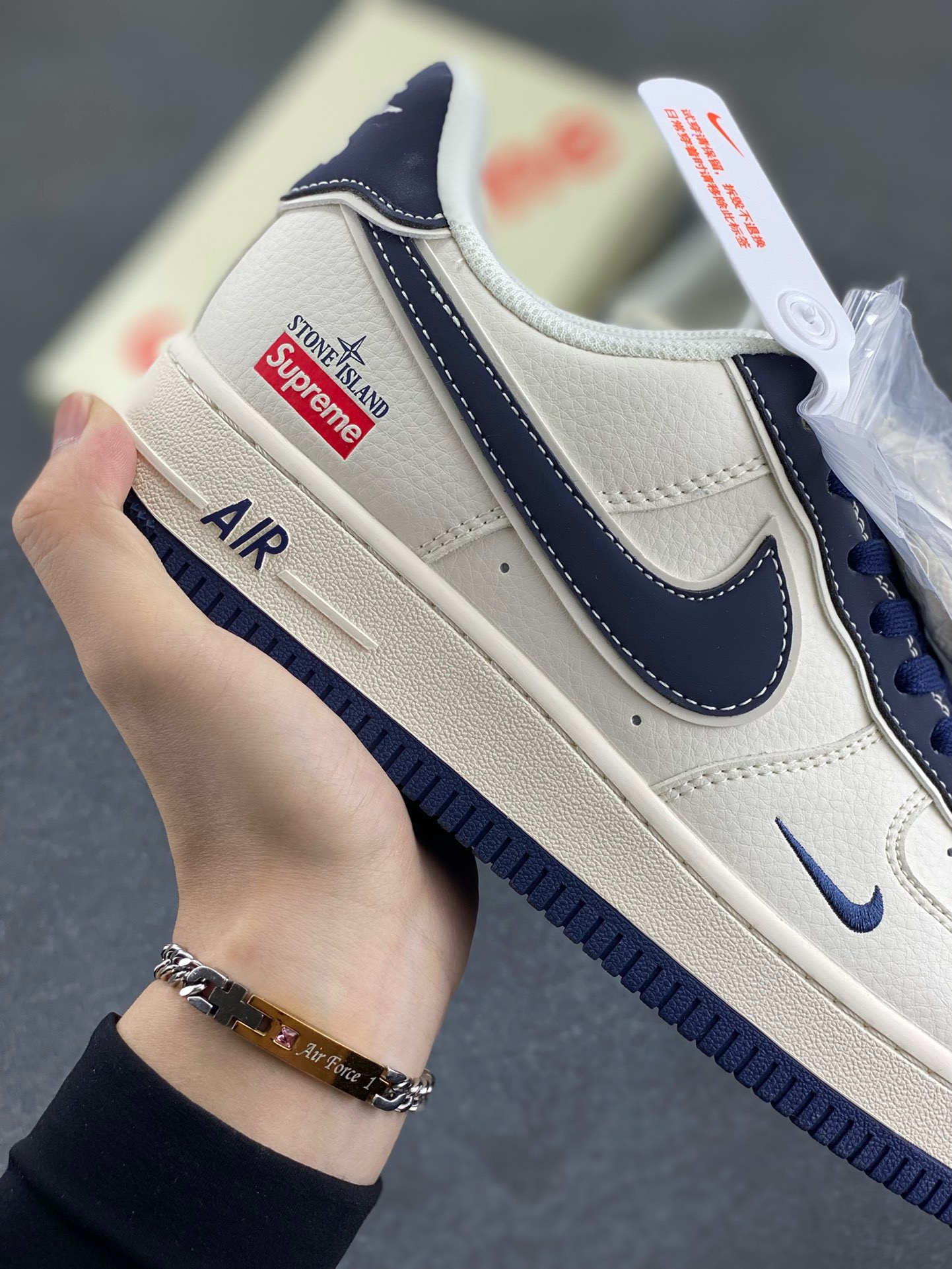 图片[6]-福利特价 NIke Air Force 1 \’07 Low “石头岛Supreme联名–藏蓝米白”空军一号 低帮 运动鞋 休闲鞋 折边针车 工艺难度大 原楦头原纸板 原装鞋盒 定制五金配件 内置全掌气垫 原厂鞋底 货号：BB1616-302 尺码：36 36.5 37.5 38 38.5 39 40 40.5 41 42 42.5 43 44 44.5 45-选品中心