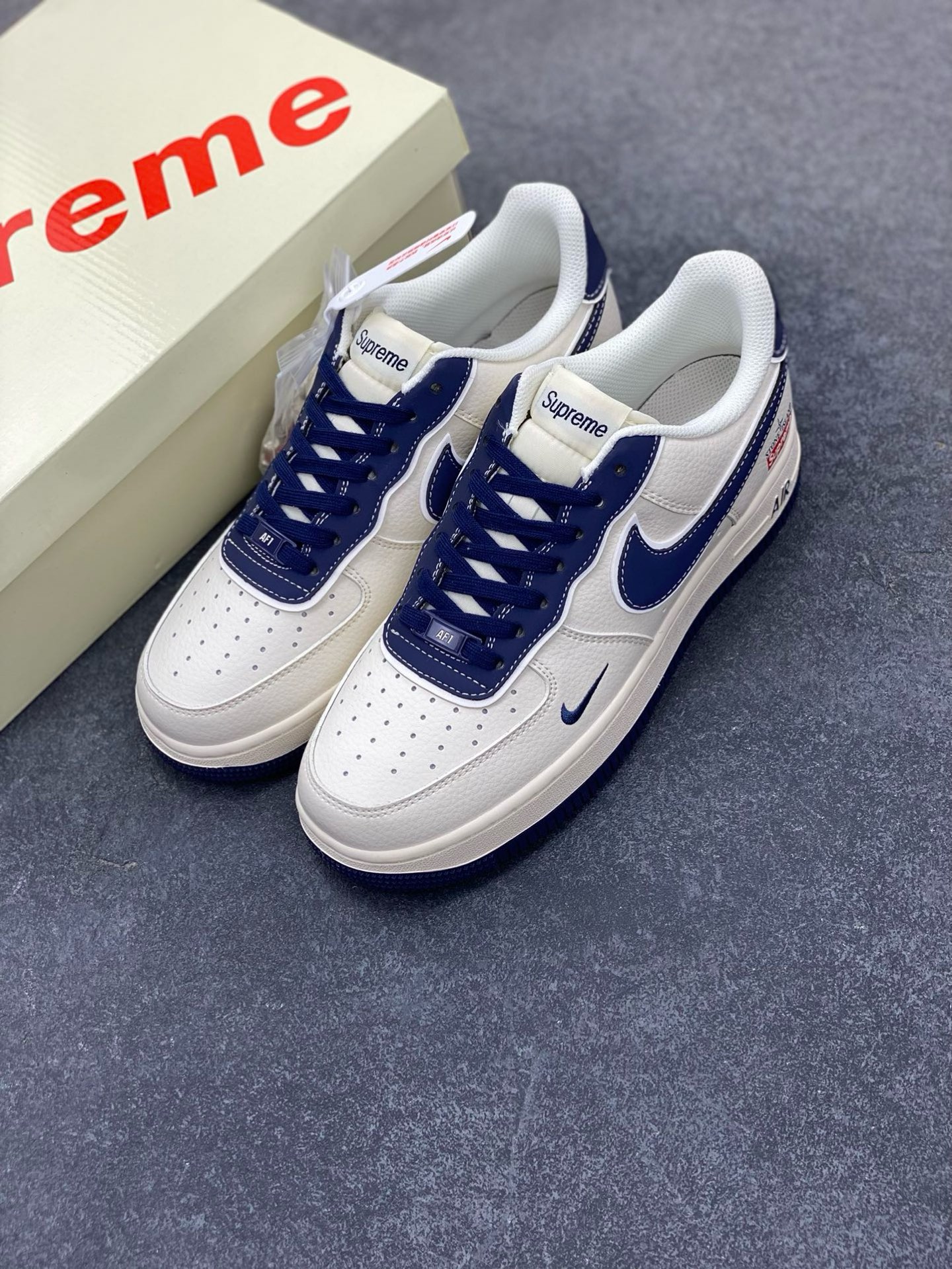 图片[8]-福利特价 NIke Air Force 1 \’07 Low “石头岛Supreme联名–藏蓝米白”空军一号 低帮 运动鞋 休闲鞋 折边针车 工艺难度大 原楦头原纸板 原装鞋盒 定制五金配件 内置全掌气垫 原厂鞋底 货号：BB1616-302 尺码：36 36.5 37.5 38 38.5 39 40 40.5 41 42 42.5 43 44 44.5 45-选品中心