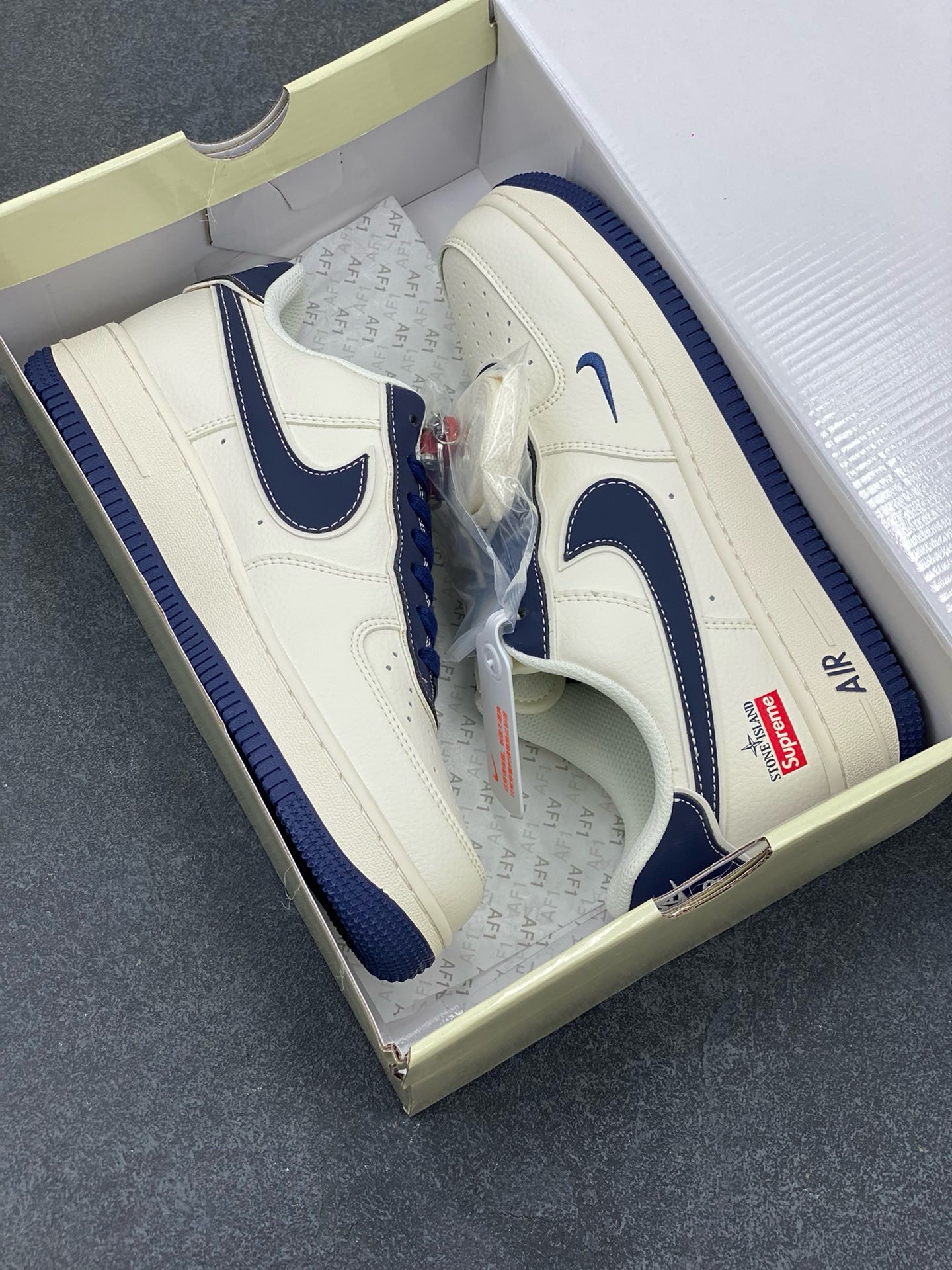 图片[9]-福利特价 NIke Air Force 1 \’07 Low “石头岛Supreme联名–藏蓝米白”空军一号 低帮 运动鞋 休闲鞋 折边针车 工艺难度大 原楦头原纸板 原装鞋盒 定制五金配件 内置全掌气垫 原厂鞋底 货号：BB1616-302 尺码：36 36.5 37.5 38 38.5 39 40 40.5 41 42 42.5 43 44 44.5 45-选品中心