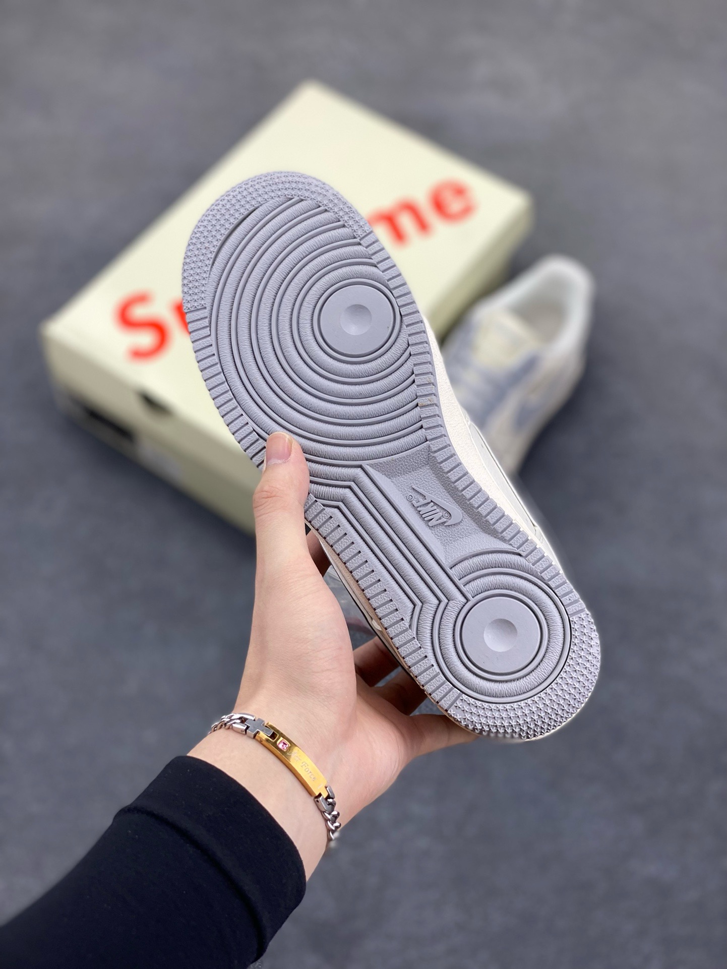 图片[5]-福利特价 NIke Air Force 1 \’07 Low “石头岛Supreme联名——米白星灰”空军一号 低帮 运动鞋 休闲鞋 折边针车 工艺难度大 原楦头原纸板 原装鞋盒 定制五金配件 内置全掌气垫 原厂鞋底 货号：BB1616-303 尺码：36 36.5 37.5 38 38.5 39 40 40.5 41 42 42.5 43 44 44.5 45-选品中心