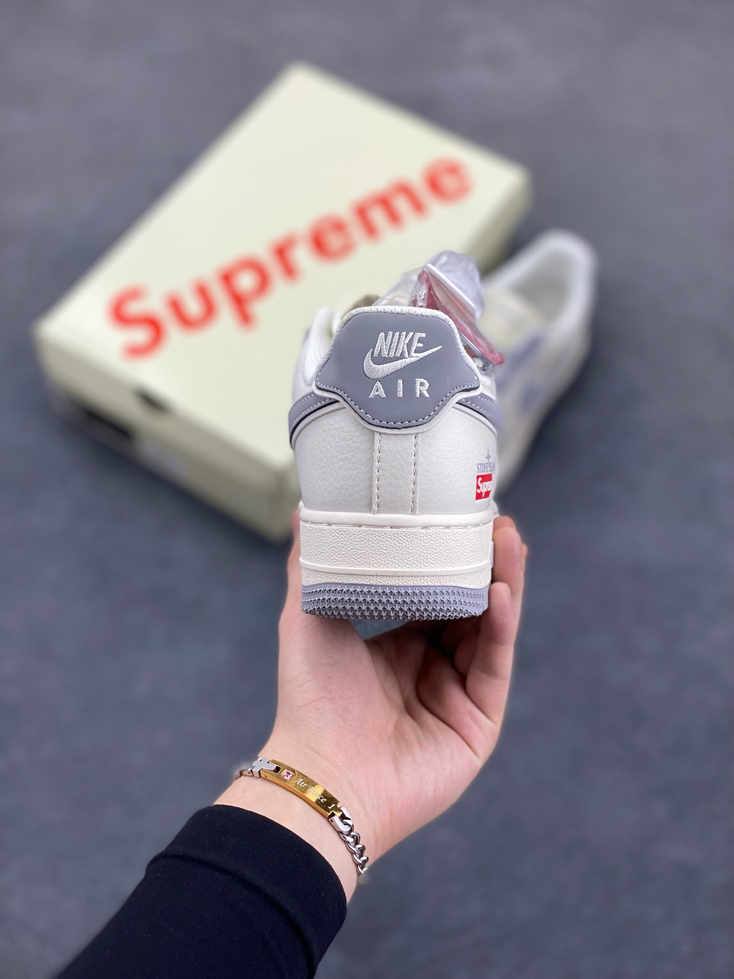 图片[4]-福利特价 NIke Air Force 1 \’07 Low “石头岛Supreme联名——米白星灰”空军一号 低帮 运动鞋 休闲鞋 折边针车 工艺难度大 原楦头原纸板 原装鞋盒 定制五金配件 内置全掌气垫 原厂鞋底 货号：BB1616-303 尺码：36 36.5 37.5 38 38.5 39 40 40.5 41 42 42.5 43 44 44.5 45-选品中心