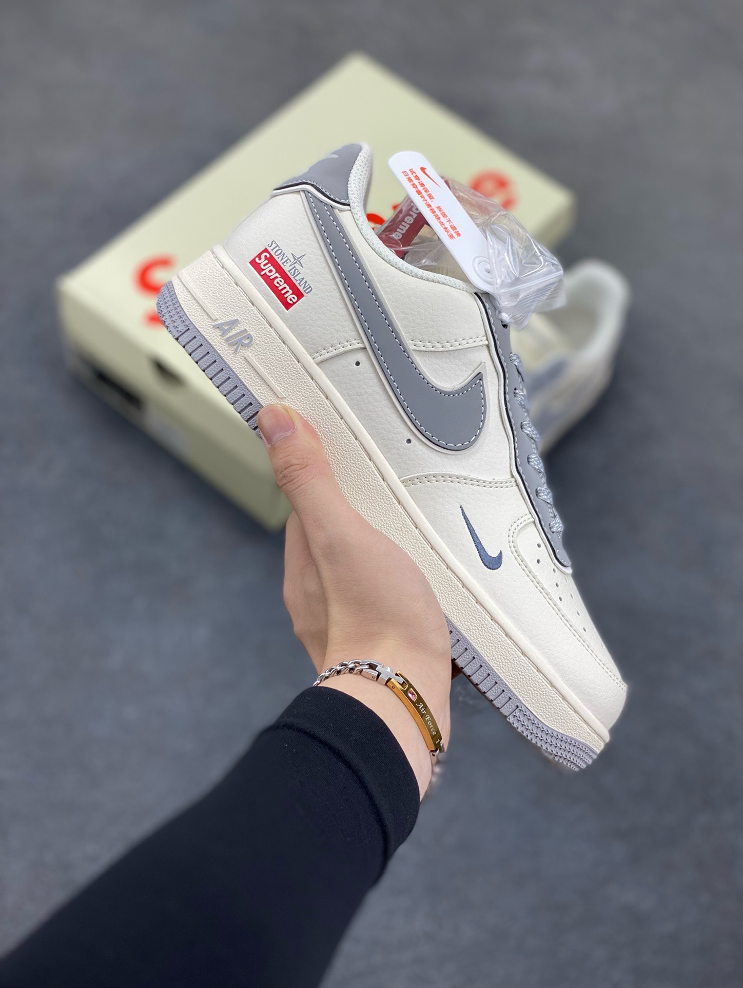 福利特价 NIke Air Force 1 \’07 Low “石头岛Supreme联名——米白星灰”空军一号 低帮 运动鞋 休闲鞋 折边针车 工艺难度大 原楦头原纸板 原装鞋盒 定制五金配件 内置全掌气垫 原厂鞋底 货号：BB1616-303 尺码：36 36.5 37.5 38 38.5 39 40 40.5 41 42 42.5 43 44 44.5 45-选品中心