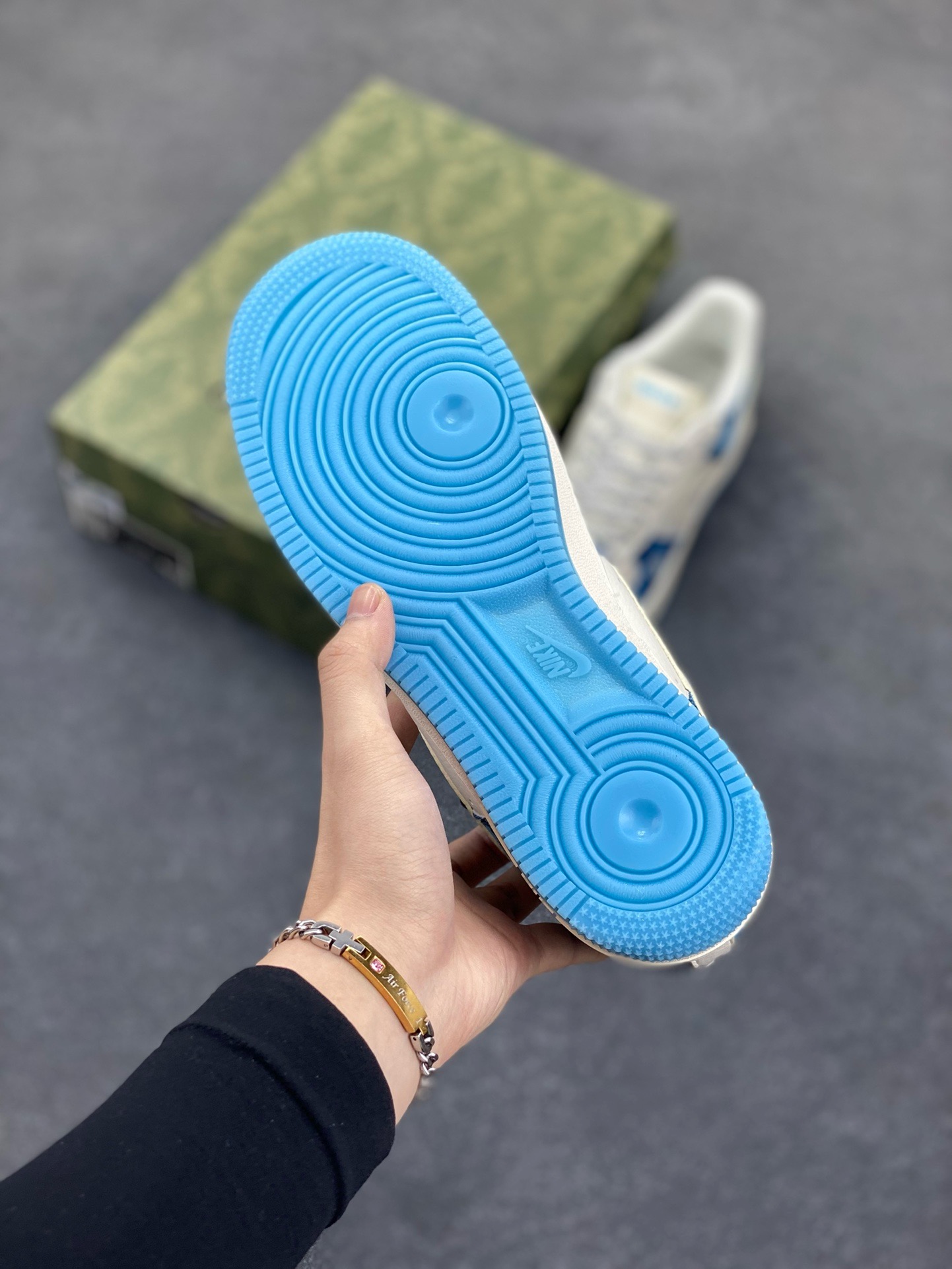 图片[5]-福利特价 NIke Air Force 1 \’07 Low “古驰联名–蓝花纹”空军一号 低帮 运动鞋 休闲鞋 折边针车 工艺难度大 原楦头原纸板 原装鞋盒 定制五金配件 内置全掌气垫 原厂鞋底 货号：BB9577-101 尺码：36 36.5 37.5 38 38.5 39 40 40.5 41 42 42.5 43 44 44.5 45-选品中心