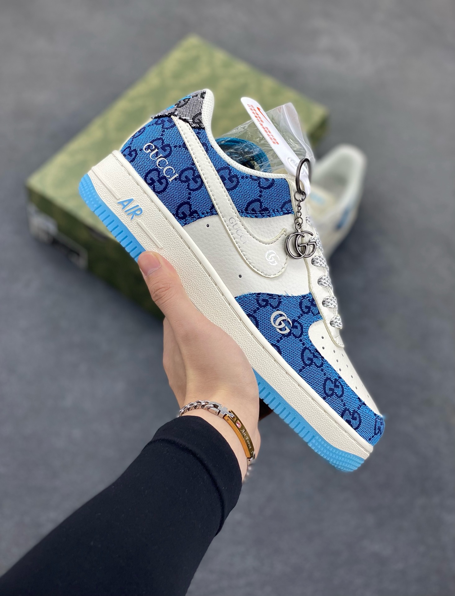 福利特价 NIke Air Force 1 \'07 Low “古驰联名--蓝花纹”空军一号 低帮 运动鞋 休闲鞋 折边针车 工艺难度大 原楦头原纸板 原装鞋盒 定制五金配件 内置全掌气垫 原厂鞋底 货号：BB9577-101 尺码：36 36.5 37.5 38 38.5 39 40 40.5 41 42 42.5 43 44 44.5 45-选品中心