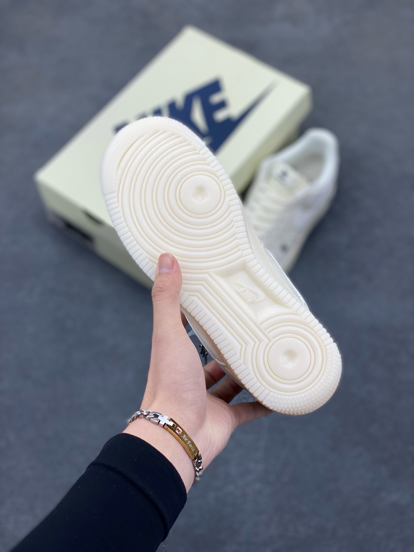 图片[5]-福利特价 NIke Air Force 1 \’07 Low “巴宝莉联名——米白水晶”空军一号 低帮 运动鞋 休闲鞋 折边针车 工艺难度大 原楦头原纸板 原装鞋盒 定制五金配件 内置全掌气垫 原厂鞋底 货号：BB8588-226 尺码：36 36.5 37.5 38 38.5 39 40 40.5 41 42 42.5 43 44 44.5 45-选品中心