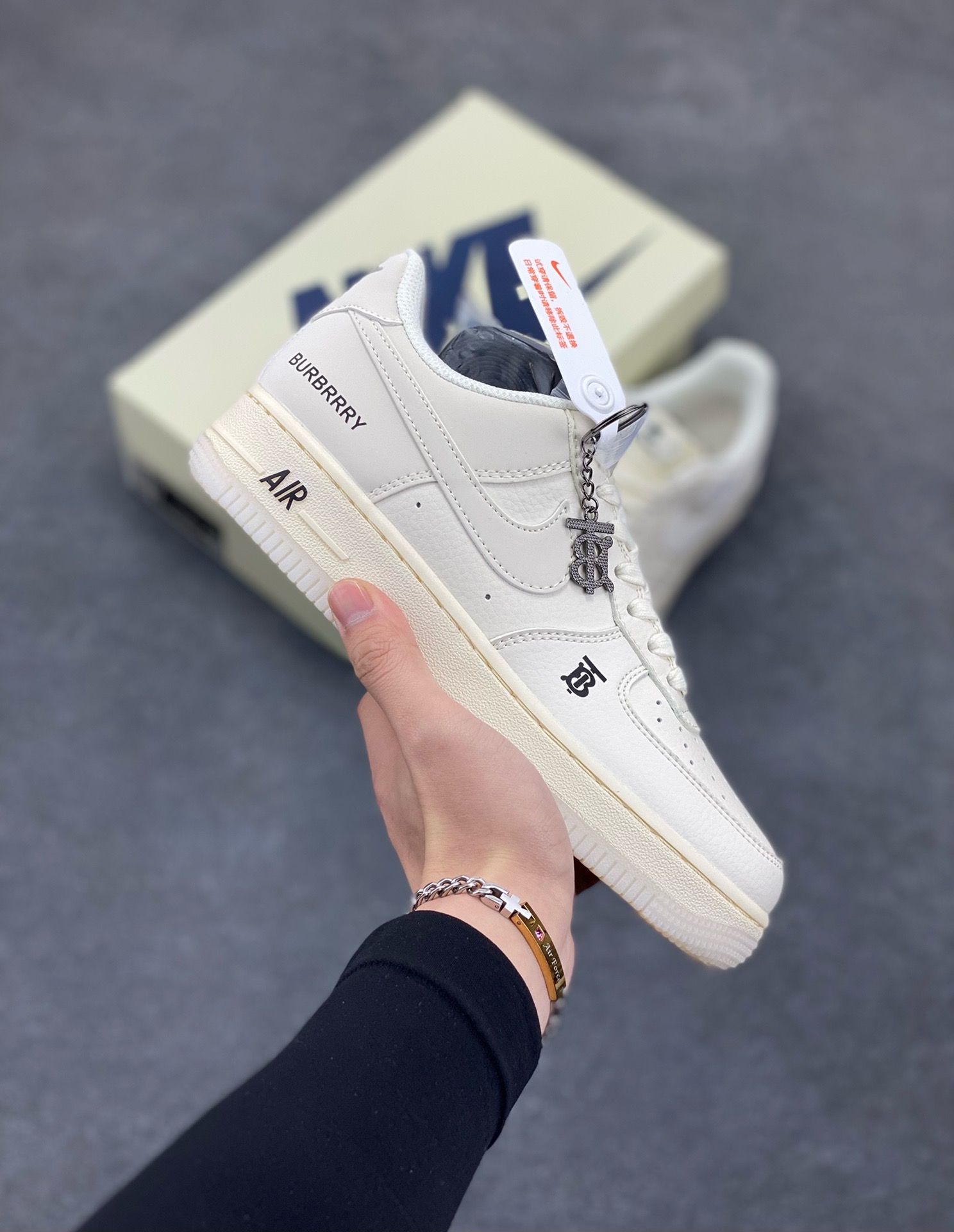 福利特价 NIke Air Force 1 \'07 Low “巴宝莉联名——米白水晶”空军一号 低帮 运动鞋 休闲鞋 折边针车 工艺难度大 原楦头原纸板 原装鞋盒 定制五金配件 内置全掌气垫 原厂鞋底 货号：BB8588-226 尺码：36 36.5 37.5 38 38.5 39 40 40.5 41 42 42.5 43 44 44.5 45-选品中心