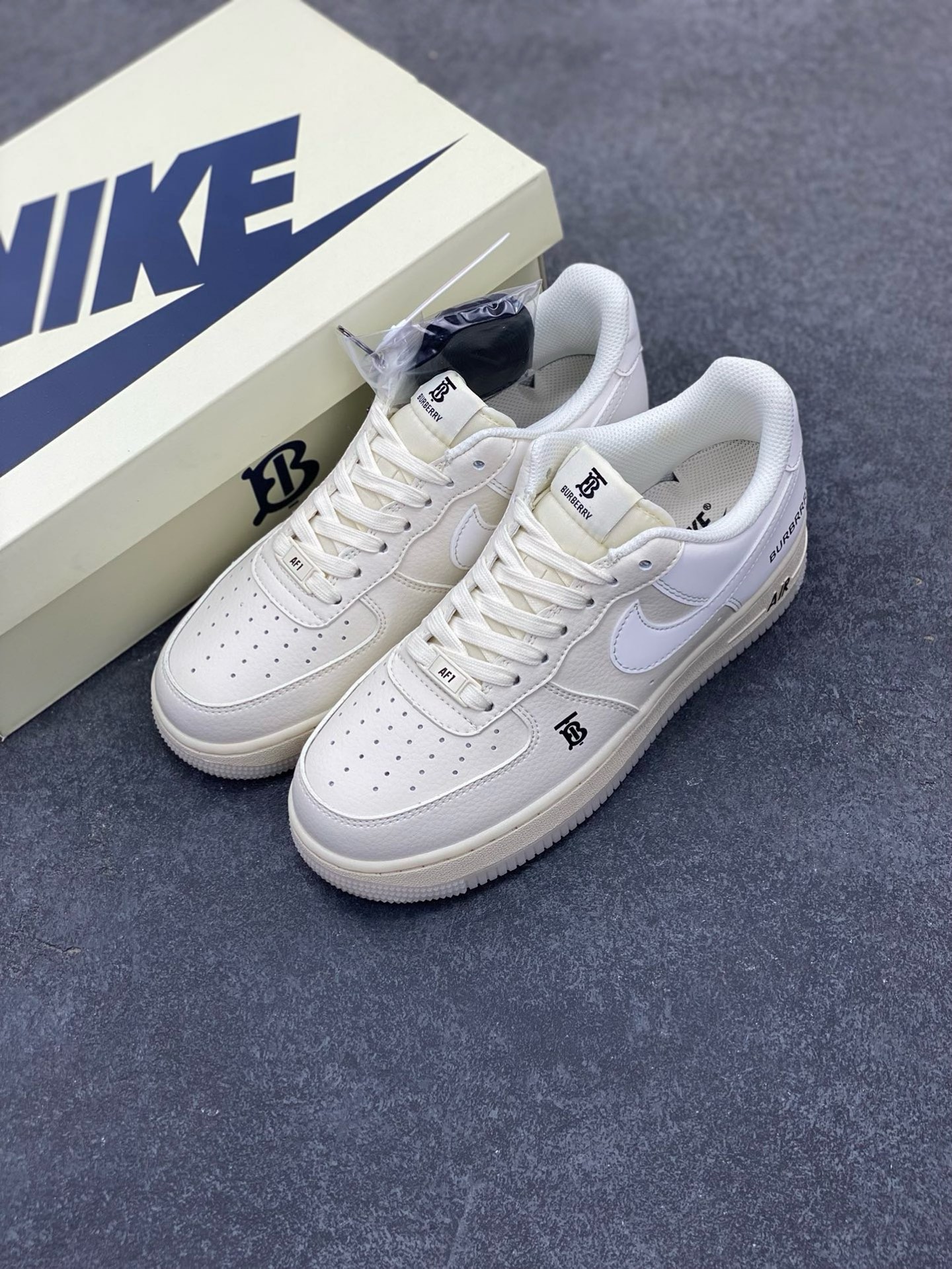 图片[8]-福利特价 NIke Air Force 1 \’07 Low “巴宝莉联名——米白水晶”空军一号 低帮 运动鞋 休闲鞋 折边针车 工艺难度大 原楦头原纸板 原装鞋盒 定制五金配件 内置全掌气垫 原厂鞋底 货号：BB8588-226 尺码：36 36.5 37.5 38 38.5 39 40 40.5 41 42 42.5 43 44 44.5 45-选品中心