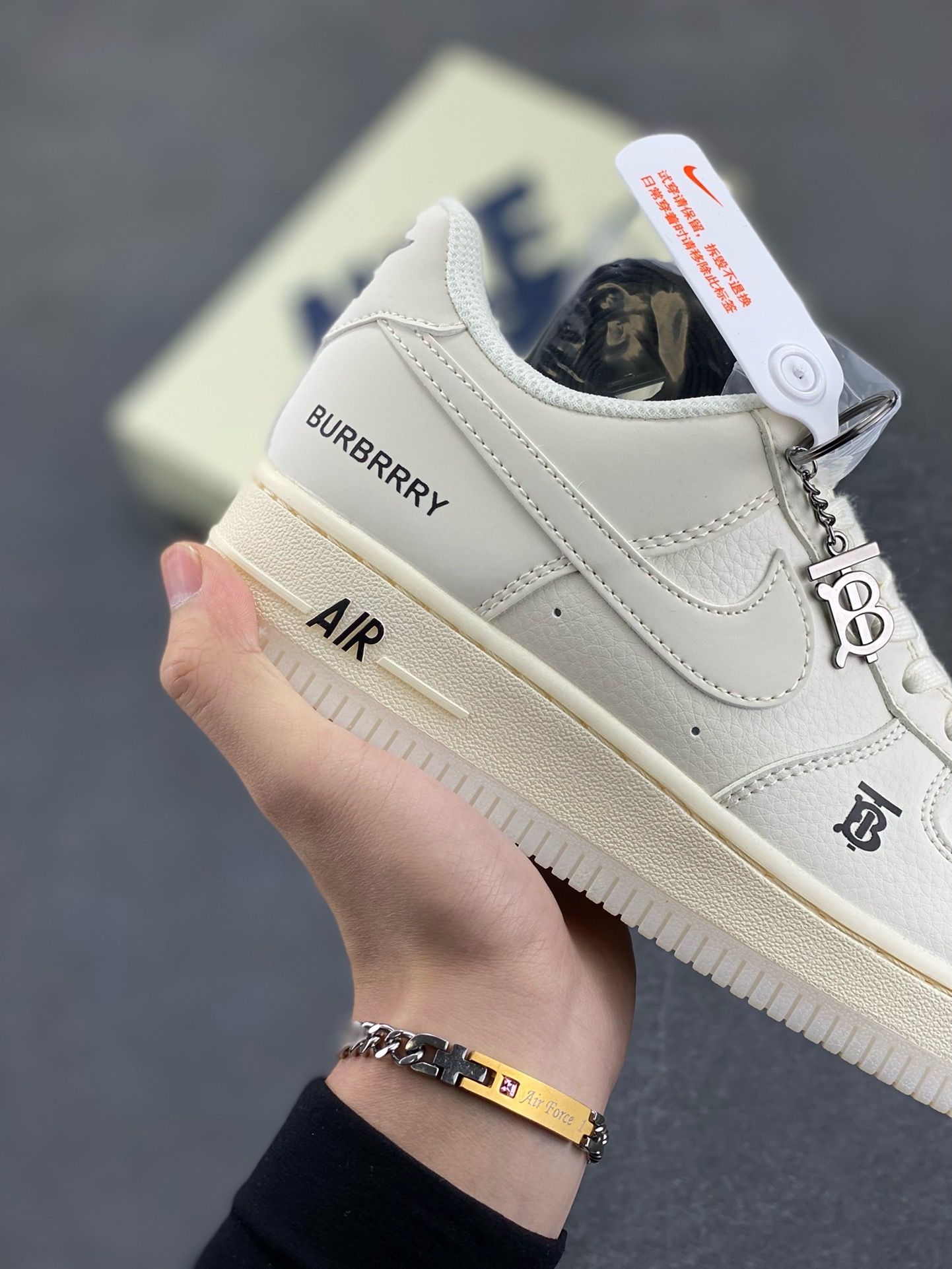 图片[6]-福利特价 NIke Air Force 1 \’07 Low “巴宝莉联名——米白水晶”空军一号 低帮 运动鞋 休闲鞋 折边针车 工艺难度大 原楦头原纸板 原装鞋盒 定制五金配件 内置全掌气垫 原厂鞋底 货号：BB8588-226 尺码：36 36.5 37.5 38 38.5 39 40 40.5 41 42 42.5 43 44 44.5 45-选品中心