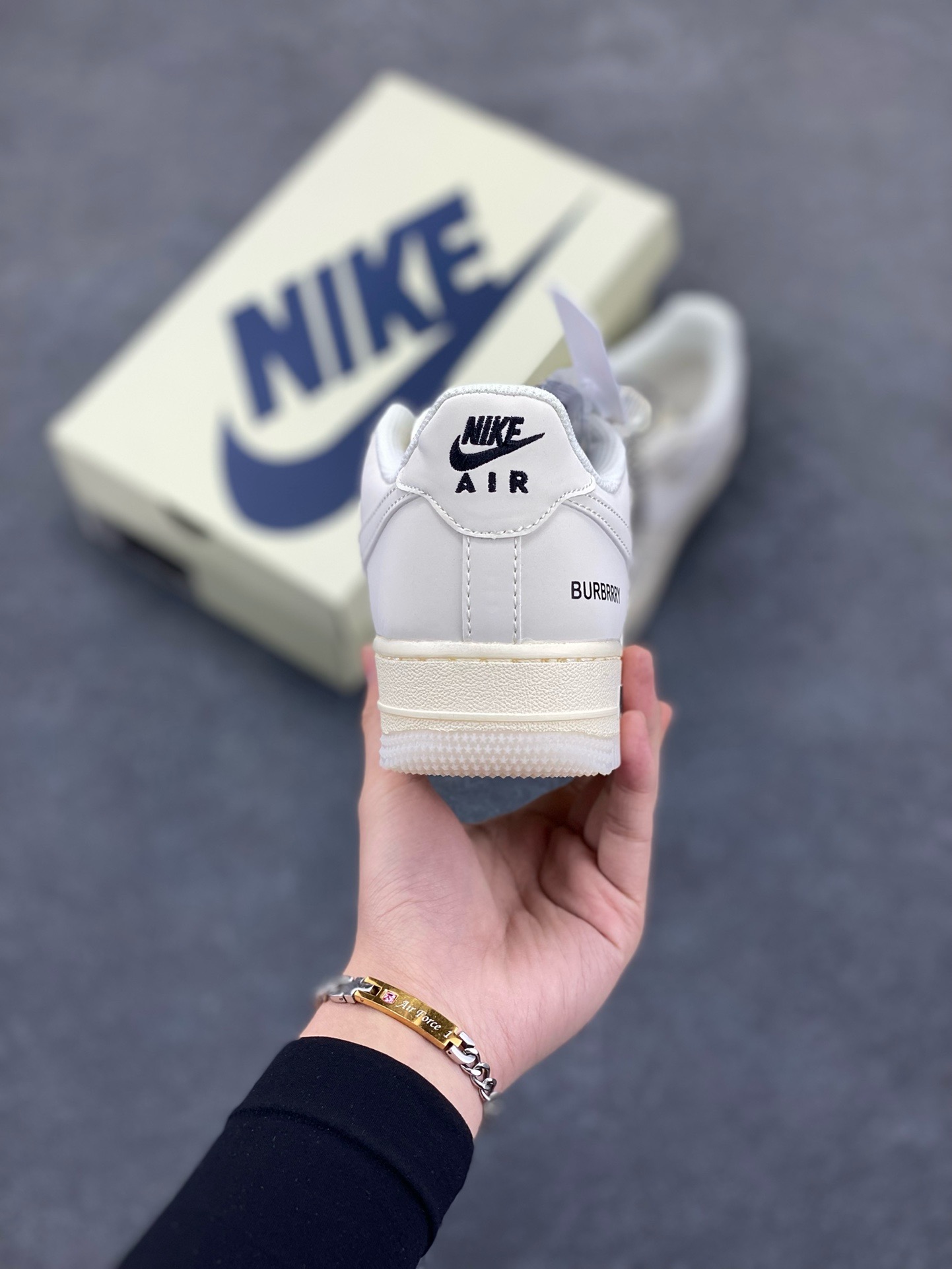 图片[4]-福利特价 NIke Air Force 1 \’07 Low “巴宝莉联名——米白水晶”空军一号 低帮 运动鞋 休闲鞋 折边针车 工艺难度大 原楦头原纸板 原装鞋盒 定制五金配件 内置全掌气垫 原厂鞋底 货号：BB8588-226 尺码：36 36.5 37.5 38 38.5 39 40 40.5 41 42 42.5 43 44 44.5 45-选品中心