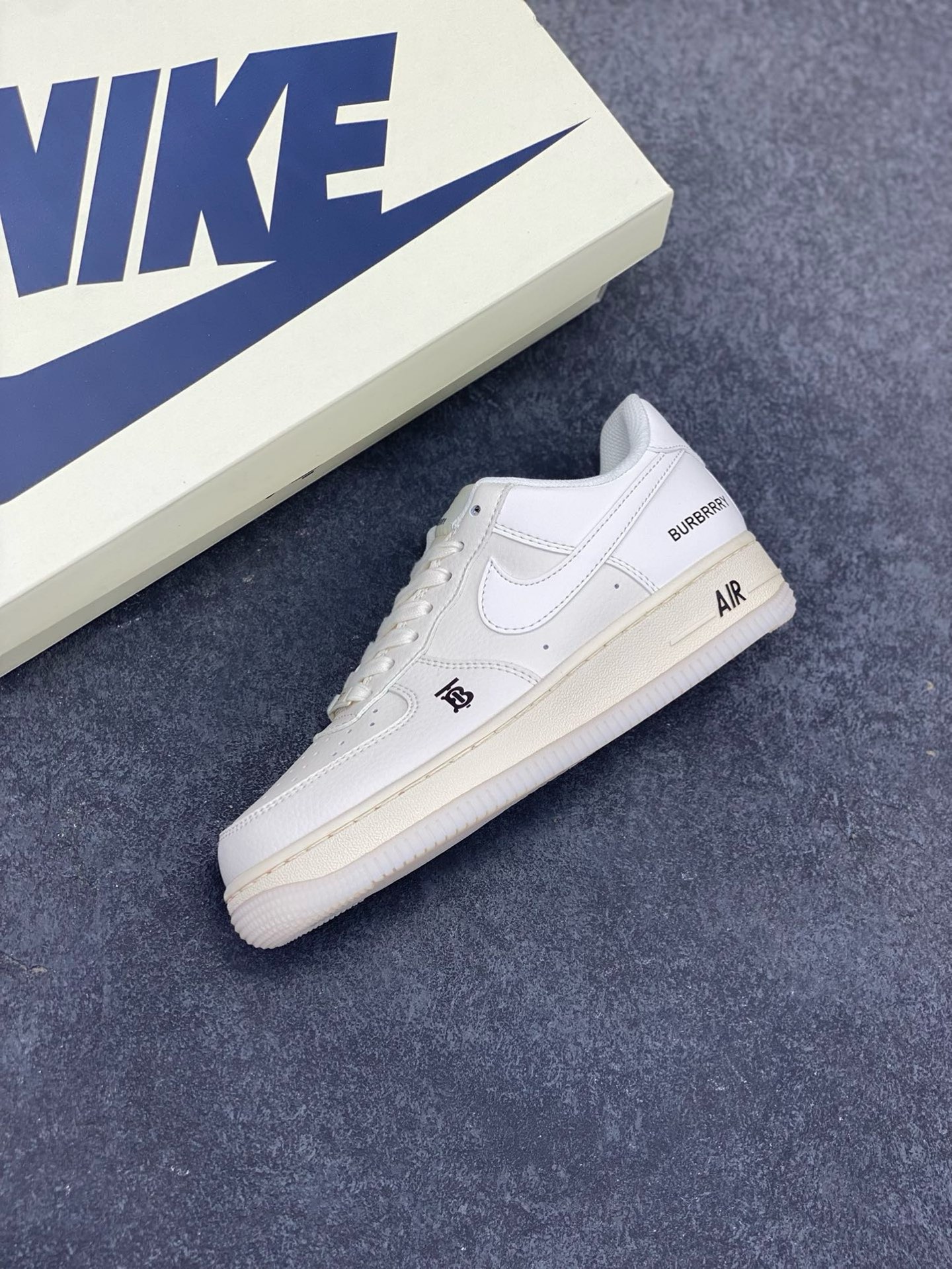 图片[7]-福利特价 NIke Air Force 1 \’07 Low “巴宝莉联名——米白水晶”空军一号 低帮 运动鞋 休闲鞋 折边针车 工艺难度大 原楦头原纸板 原装鞋盒 定制五金配件 内置全掌气垫 原厂鞋底 货号：BB8588-226 尺码：36 36.5 37.5 38 38.5 39 40 40.5 41 42 42.5 43 44 44.5 45-选品中心
