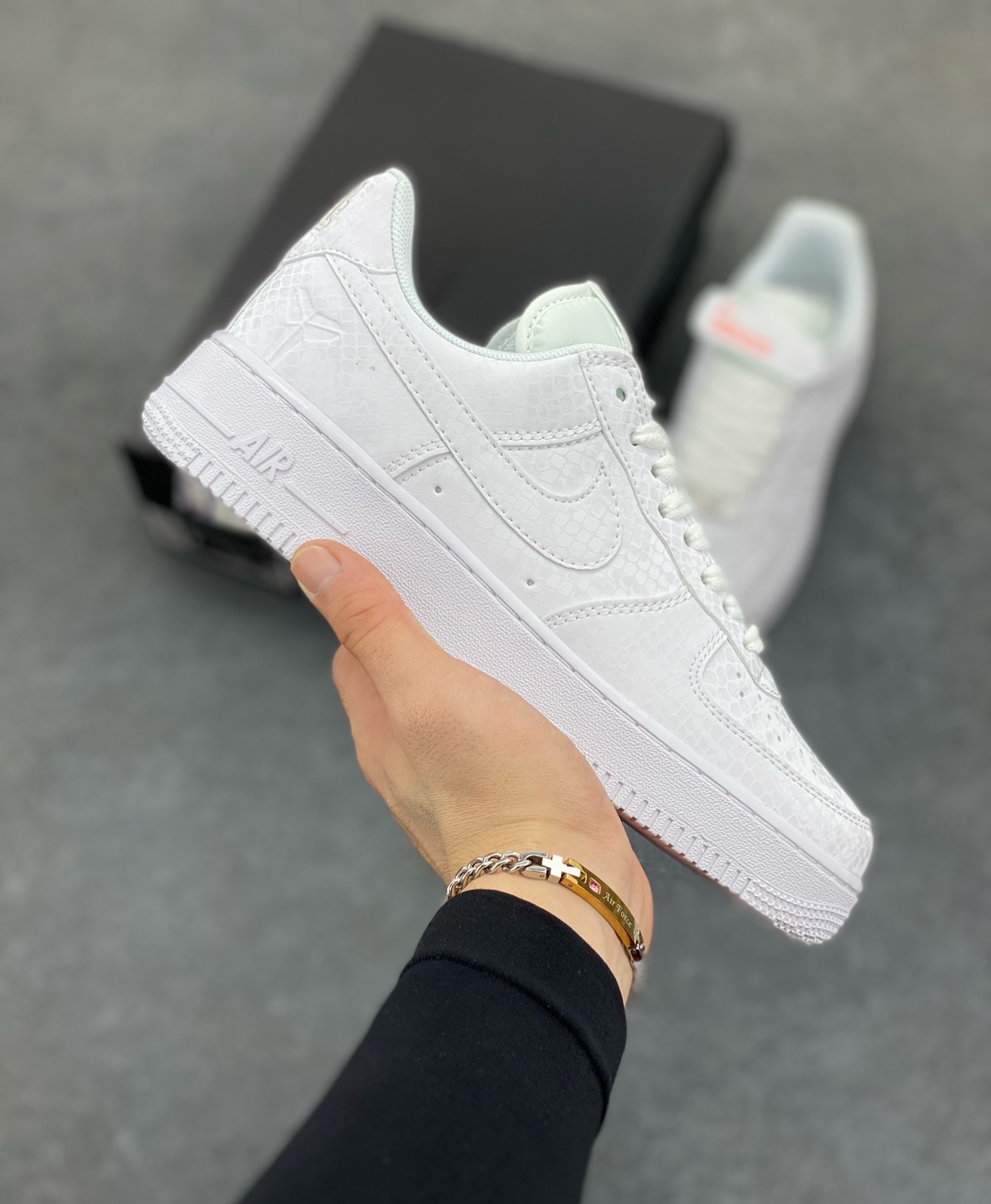 Nike Air Force 1 Low 科比 空军一号低帮运动休闲板鞋 原楦头原纸板 打造纯正空军版型 专注外贸渠道 全掌内置蜂窝气垫 原盒配件 原厂中底钢印、拉帮完美 货号：IB0018-100 尺码：36 36.5 37.5 38 38.5 39 40 40.5 41 42 42.5 43 44 44.5 45-选品中心