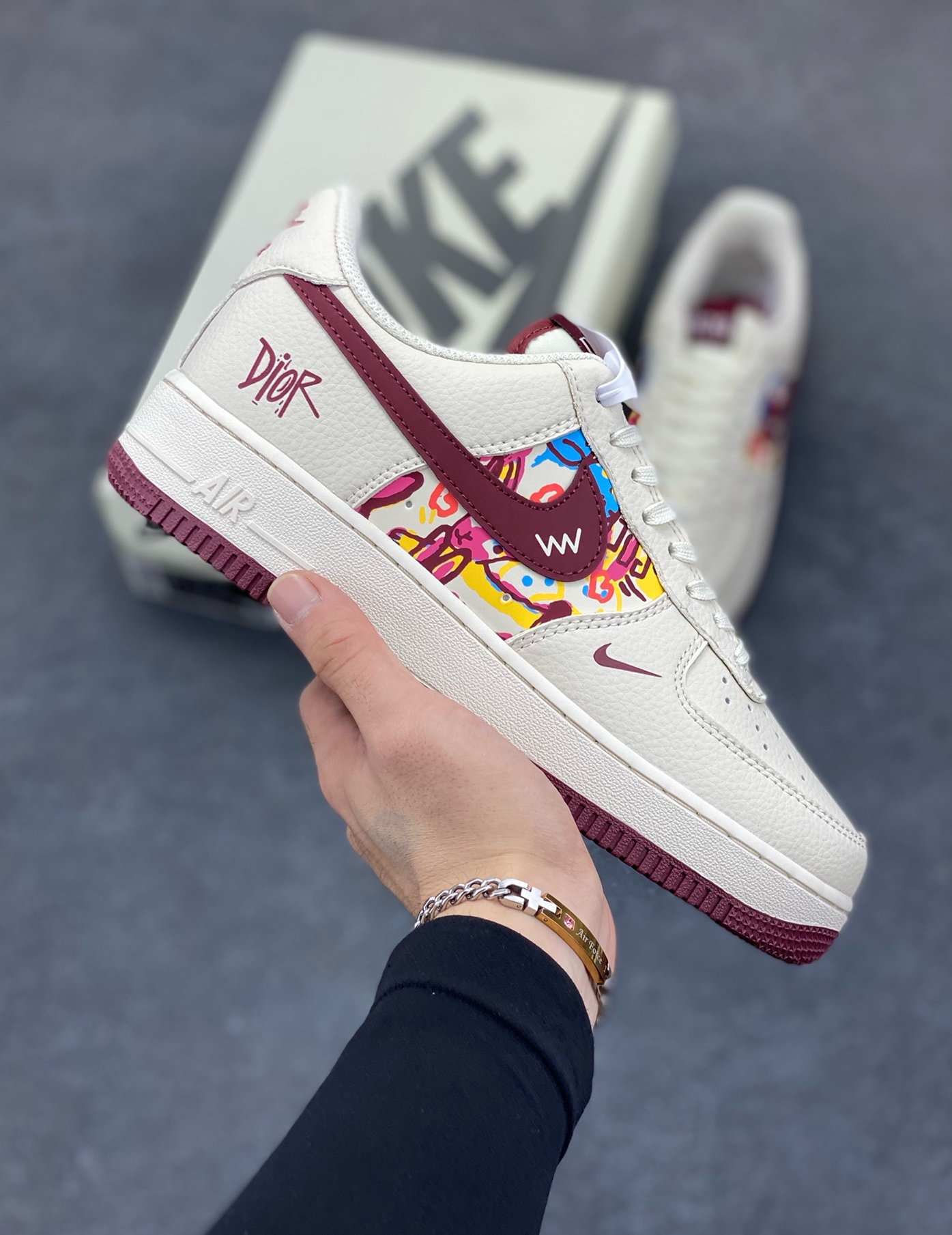Nike Air Force 1 \'07 Low “迪奥联名——涂鸦米酒红勾”空军一号 低帮 运动鞋 休闲鞋 折边针车 工艺难度大 原楦头原纸板 原装鞋盒 定制五金配件 内置全掌气垫 原厂鞋底 货号：HJ3318-002 尺码：36 36.5 37.5 38 38.5 39 40 40.5 41 42 42.5 43 44 44.5 45-选品中心