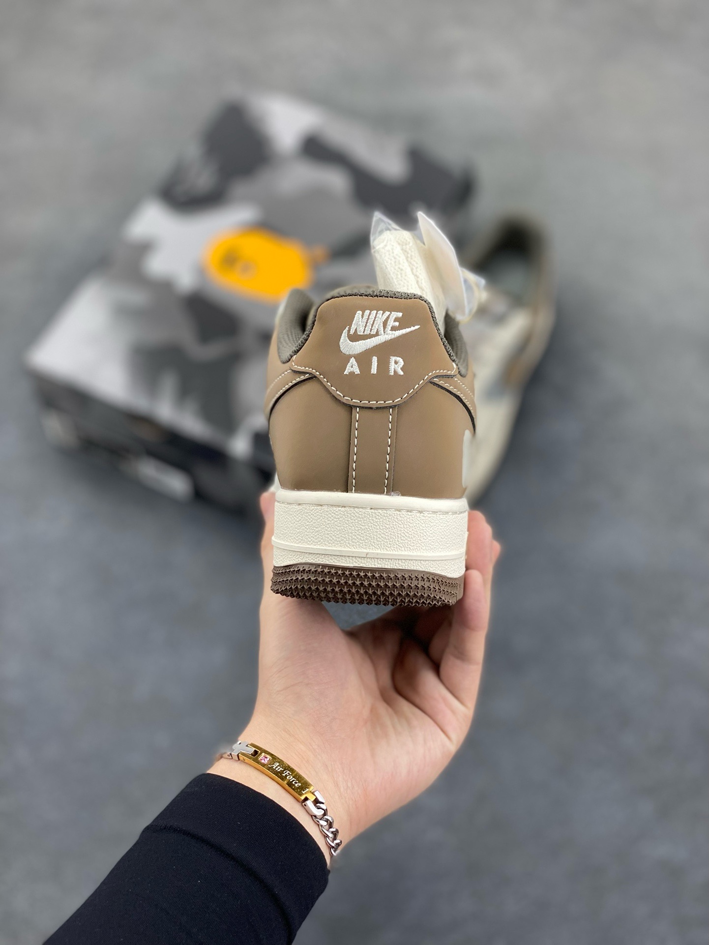 图片[4]-福利特价 NIke Air Force 1 \’07 Low “Bape联名–米灰棕”空军一号 低帮 运动鞋 休闲鞋 折边针车 工艺难度大 原楦头原纸板 原装鞋盒 定制五金配件 内置全掌气垫 原厂鞋底 货号：BB6566-210 尺码：36 36.5 37.5 38 38.5 39 40 40.5 41 42 42.5 43 44 44.5 45-选品中心