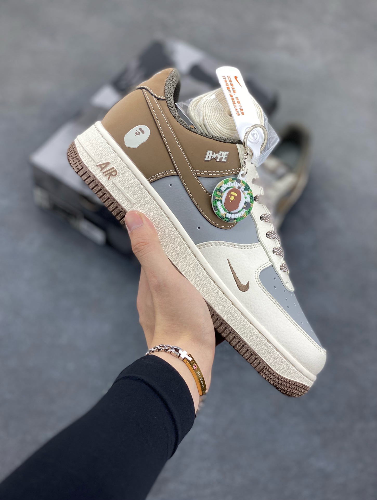 福利特价 NIke Air Force 1 \’07 Low “Bape联名–米灰棕”空军一号 低帮 运动鞋 休闲鞋 折边针车 工艺难度大 原楦头原纸板 原装鞋盒 定制五金配件 内置全掌气垫 原厂鞋底 货号:BB6566-210 尺码:36 36.5 37.5 38 38.5 39 40 40.5 41 42 42.5 43 44 44.5 45-选品中心