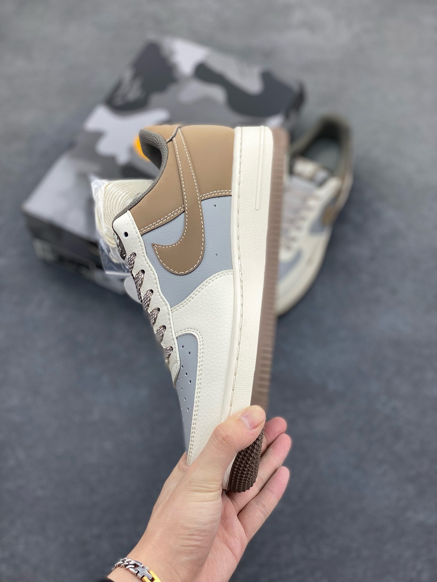 图片[3]-福利特价 NIke Air Force 1 \’07 Low “Bape联名–米灰棕”空军一号 低帮 运动鞋 休闲鞋 折边针车 工艺难度大 原楦头原纸板 原装鞋盒 定制五金配件 内置全掌气垫 原厂鞋底 货号：BB6566-210 尺码：36 36.5 37.5 38 38.5 39 40 40.5 41 42 42.5 43 44 44.5 45-选品中心