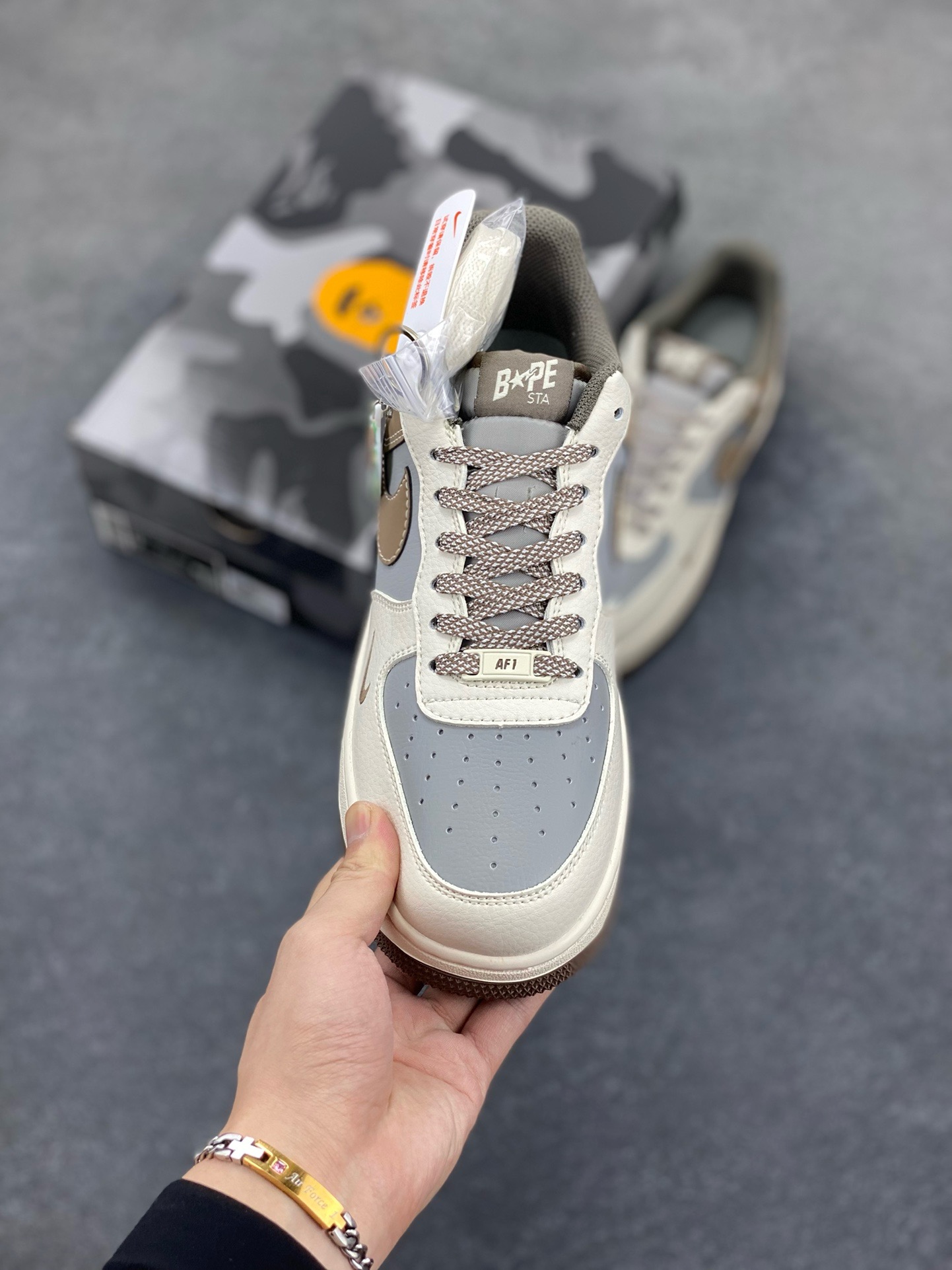 图片[2]-福利特价 NIke Air Force 1 \’07 Low “Bape联名–米灰棕”空军一号 低帮 运动鞋 休闲鞋 折边针车 工艺难度大 原楦头原纸板 原装鞋盒 定制五金配件 内置全掌气垫 原厂鞋底 货号：BB6566-210 尺码：36 36.5 37.5 38 38.5 39 40 40.5 41 42 42.5 43 44 44.5 45-选品中心