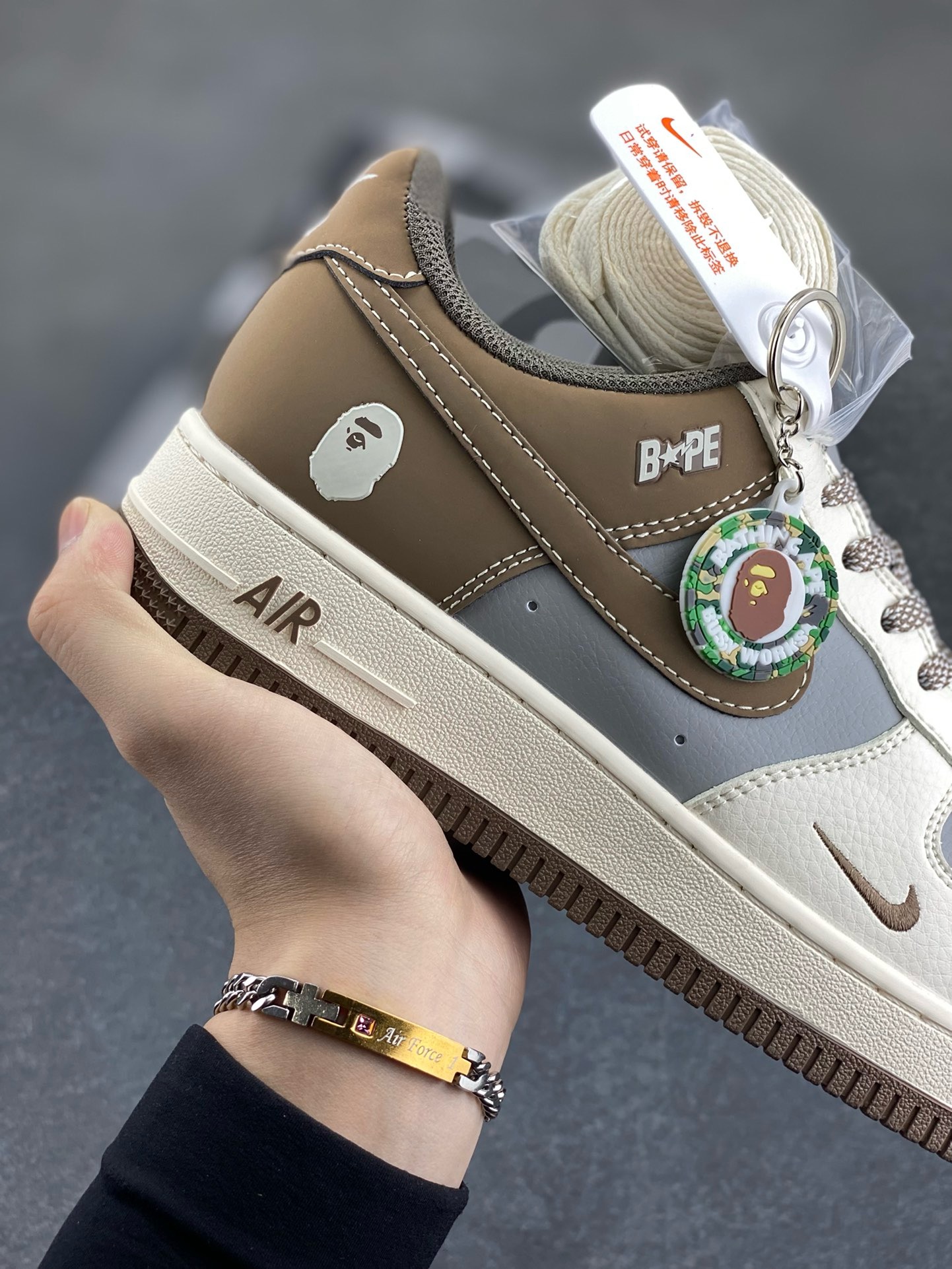 图片[6]-福利特价 NIke Air Force 1 \’07 Low “Bape联名–米灰棕”空军一号 低帮 运动鞋 休闲鞋 折边针车 工艺难度大 原楦头原纸板 原装鞋盒 定制五金配件 内置全掌气垫 原厂鞋底 货号：BB6566-210 尺码：36 36.5 37.5 38 38.5 39 40 40.5 41 42 42.5 43 44 44.5 45-选品中心