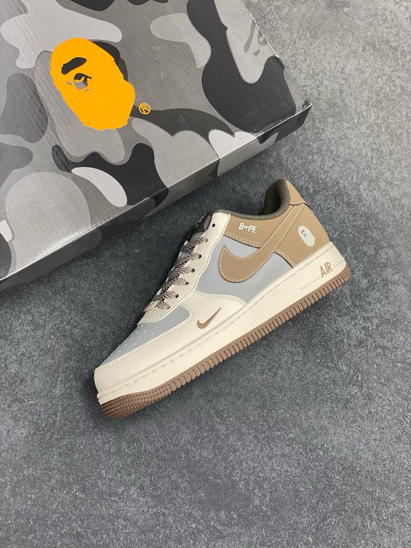 图片[7]-福利特价 NIke Air Force 1 \’07 Low “Bape联名–米灰棕”空军一号 低帮 运动鞋 休闲鞋 折边针车 工艺难度大 原楦头原纸板 原装鞋盒 定制五金配件 内置全掌气垫 原厂鞋底 货号：BB6566-210 尺码：36 36.5 37.5 38 38.5 39 40 40.5 41 42 42.5 43 44 44.5 45-选品中心