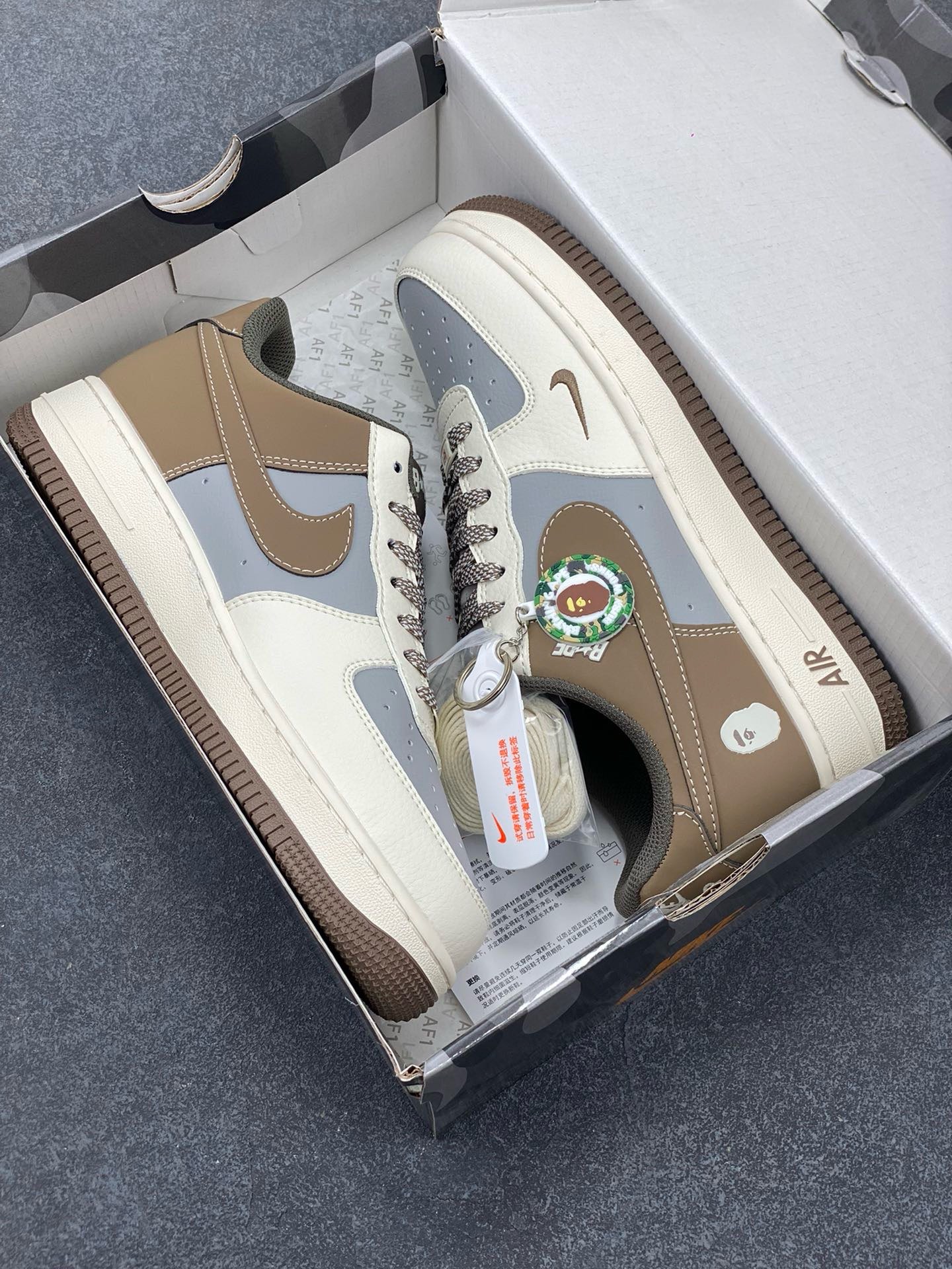 图片[9]-福利特价 NIke Air Force 1 \’07 Low “Bape联名–米灰棕”空军一号 低帮 运动鞋 休闲鞋 折边针车 工艺难度大 原楦头原纸板 原装鞋盒 定制五金配件 内置全掌气垫 原厂鞋底 货号：BB6566-210 尺码：36 36.5 37.5 38 38.5 39 40 40.5 41 42 42.5 43 44 44.5 45-选品中心