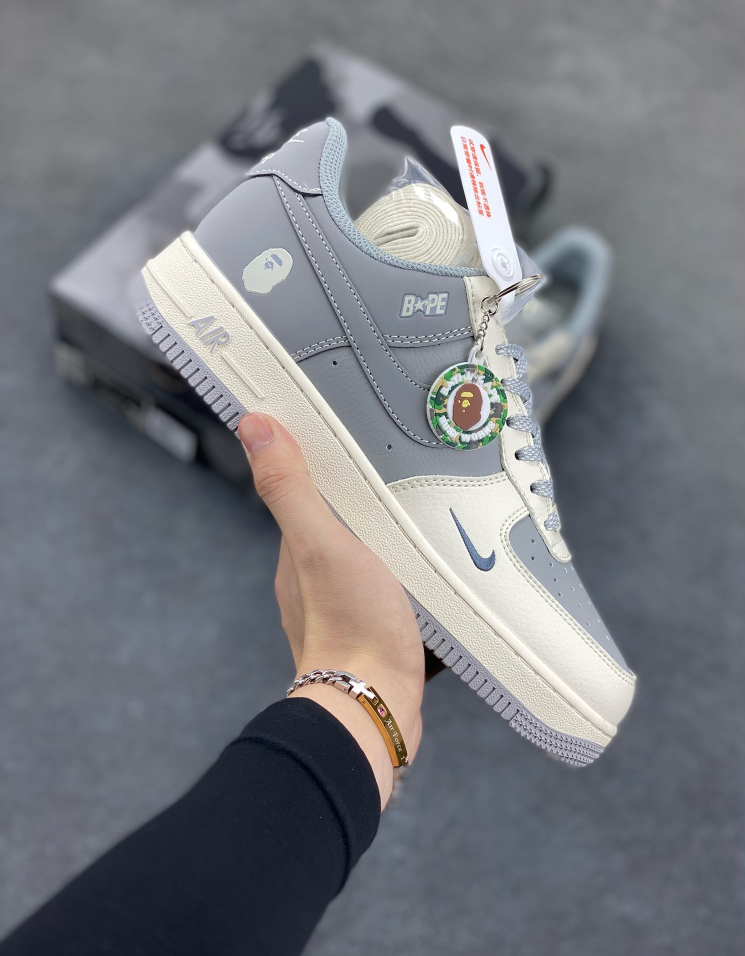 福利特价 NIke Air Force 1 \'07 Low “Bape联名——米白灰”空军一号 低帮 运动鞋 休闲鞋 折边针车 工艺难度大 原楦头原纸板 原装鞋盒 定制五金配件 内置全掌气垫 原厂鞋底 货号：BB6566-207 尺码：36 36.5 37.5 38 38.5 39 40 40.5 41 42 42.5 43 44 44.5 45-选品中心