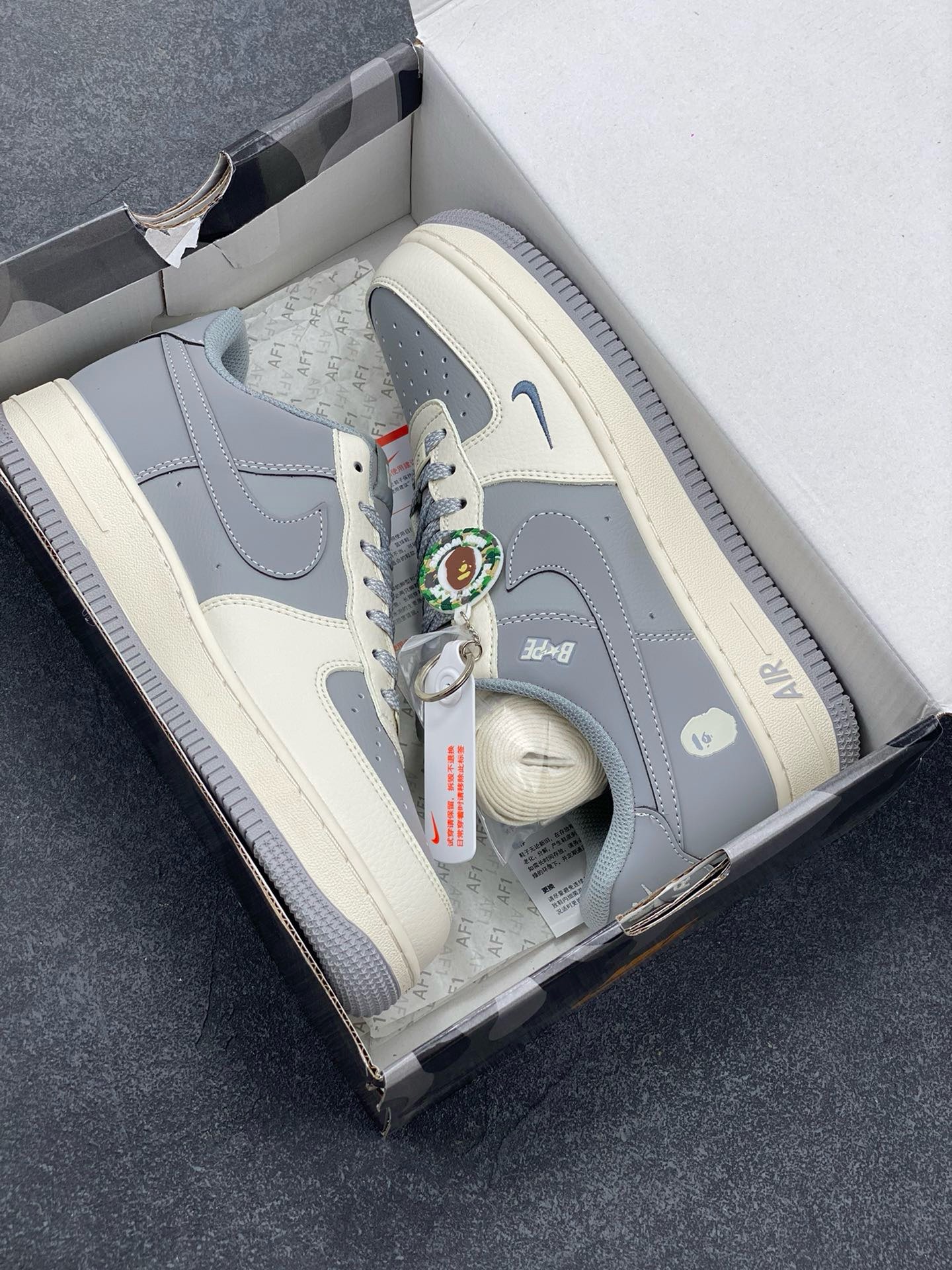 图片[9]-福利特价 NIke Air Force 1 \’07 Low “Bape联名——米白灰”空军一号 低帮 运动鞋 休闲鞋 折边针车 工艺难度大 原楦头原纸板 原装鞋盒 定制五金配件 内置全掌气垫 原厂鞋底 货号：BB6566-207 尺码：36 36.5 37.5 38 38.5 39 40 40.5 41 42 42.5 43 44 44.5 45-选品中心