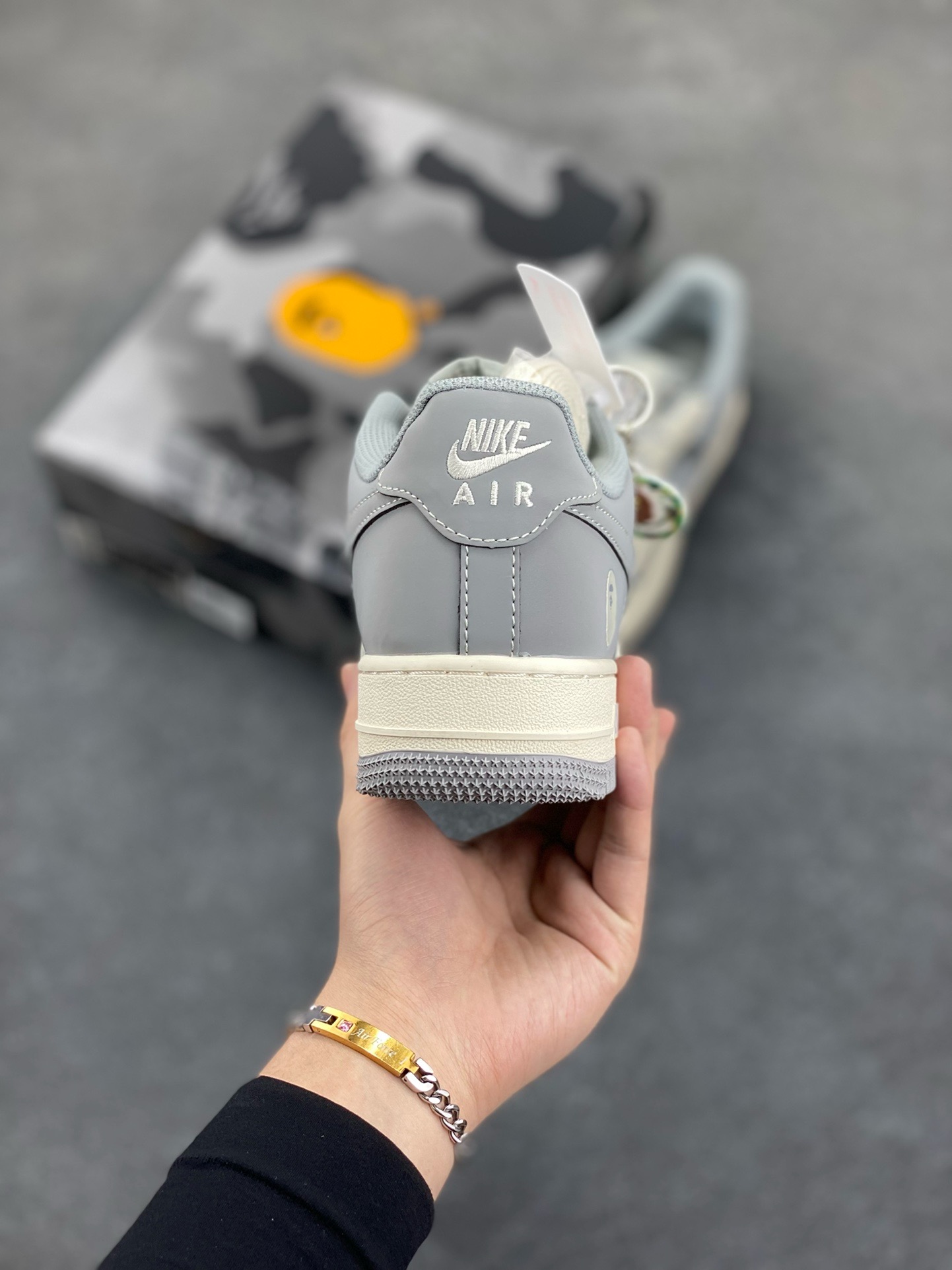 图片[4]-福利特价 NIke Air Force 1 \’07 Low “Bape联名——米白灰”空军一号 低帮 运动鞋 休闲鞋 折边针车 工艺难度大 原楦头原纸板 原装鞋盒 定制五金配件 内置全掌气垫 原厂鞋底 货号：BB6566-207 尺码：36 36.5 37.5 38 38.5 39 40 40.5 41 42 42.5 43 44 44.5 45-选品中心