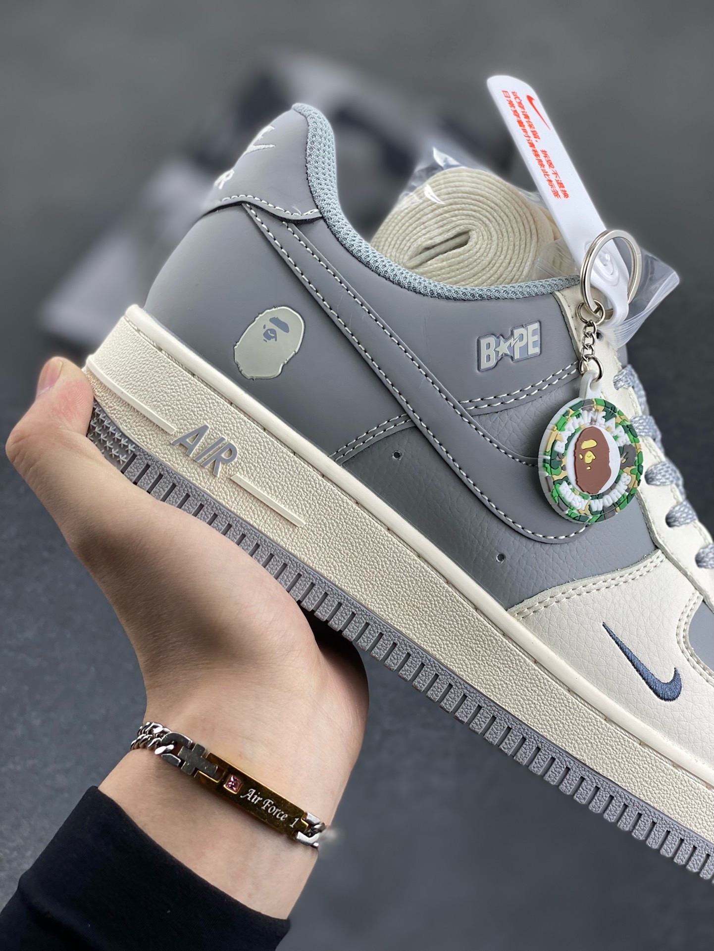图片[6]-福利特价 NIke Air Force 1 \’07 Low “Bape联名——米白灰”空军一号 低帮 运动鞋 休闲鞋 折边针车 工艺难度大 原楦头原纸板 原装鞋盒 定制五金配件 内置全掌气垫 原厂鞋底 货号：BB6566-207 尺码：36 36.5 37.5 38 38.5 39 40 40.5 41 42 42.5 43 44 44.5 45-选品中心