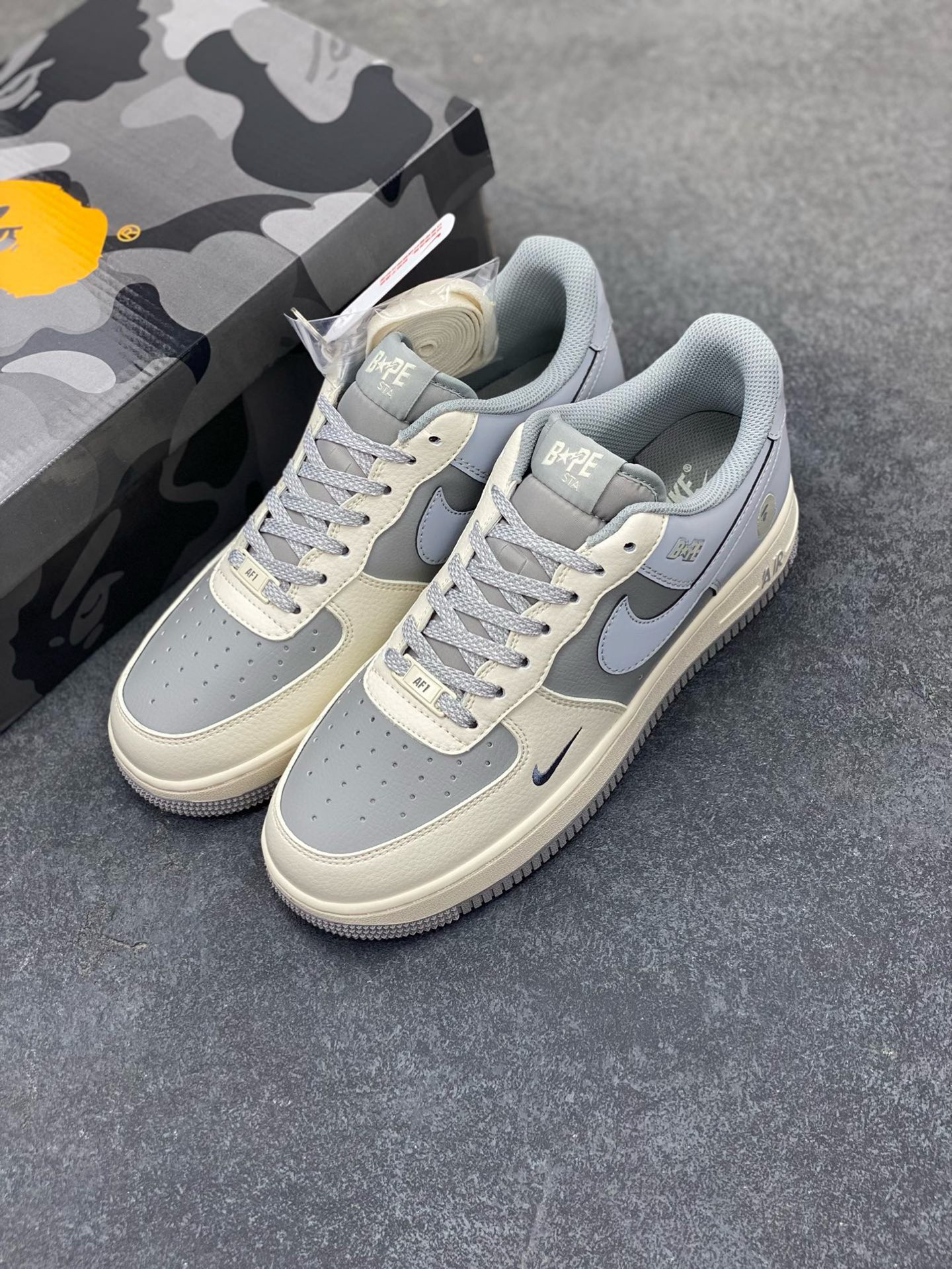 图片[8]-福利特价 NIke Air Force 1 \’07 Low “Bape联名——米白灰”空军一号 低帮 运动鞋 休闲鞋 折边针车 工艺难度大 原楦头原纸板 原装鞋盒 定制五金配件 内置全掌气垫 原厂鞋底 货号：BB6566-207 尺码：36 36.5 37.5 38 38.5 39 40 40.5 41 42 42.5 43 44 44.5 45-选品中心