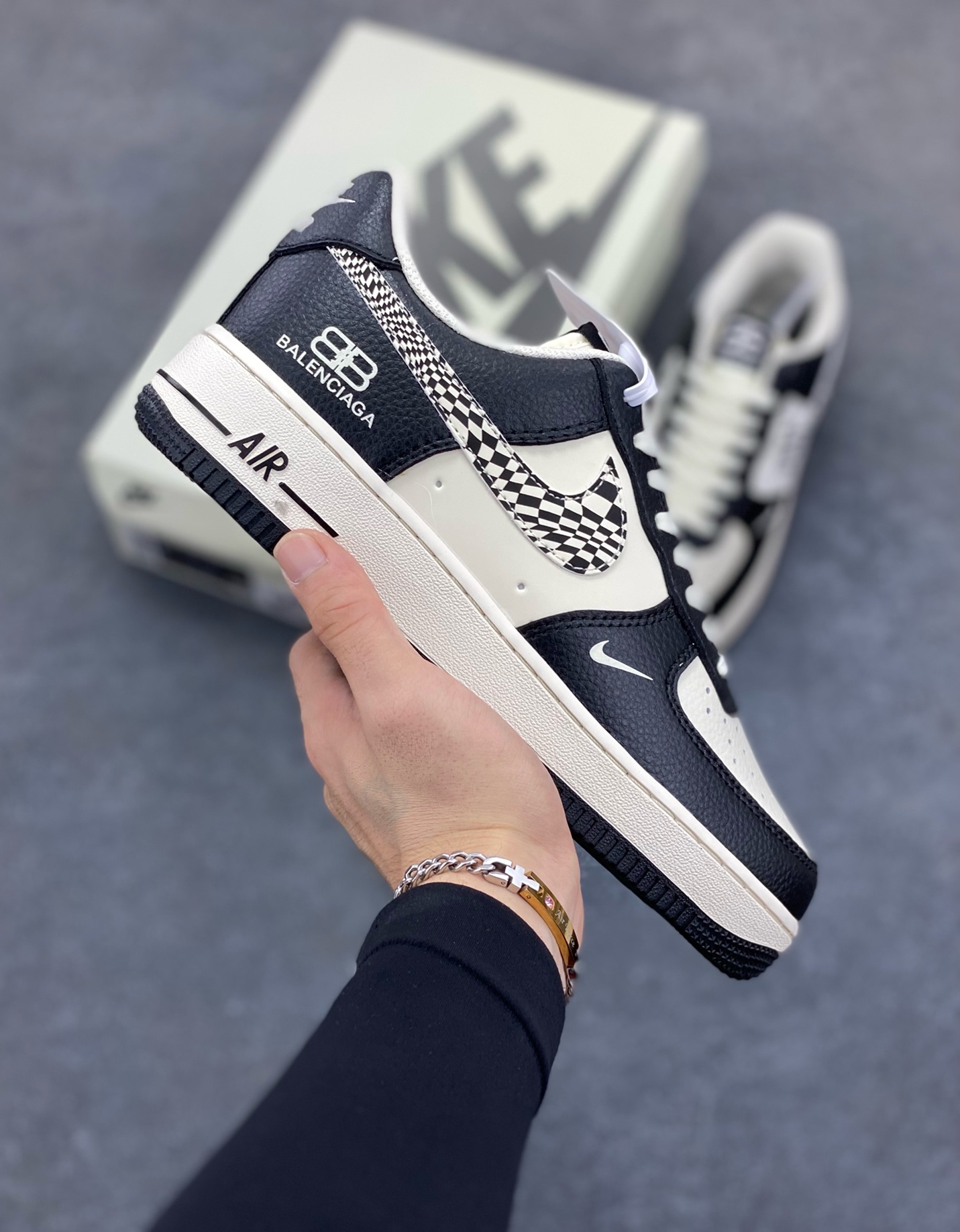 Nike Air Force 1 \’07 Low “巴黎世家联名——米黑创意勾”空军一号 低帮 运动鞋 休闲鞋 折边针车 工艺难度大 原楦头原纸板 原装鞋盒 定制五金配件 内置全掌气垫 原厂鞋底 货号：HJ3318-003 尺码：36 36.5 37.5 38 38.5 39 40 40.5 41 42 42.5 43 44 44.5 45-选品中心