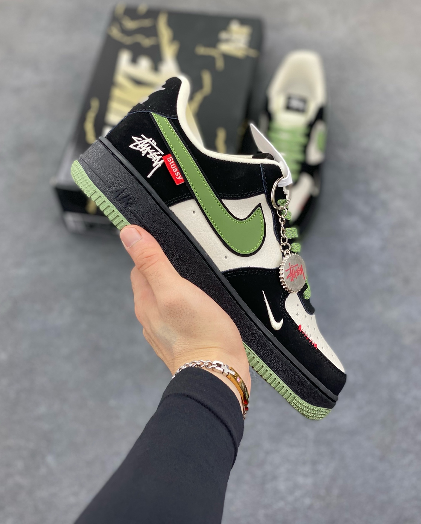 Nike Air Force 1 \'07 Low “斯图西联名——米黑绿红标”空军一号 低帮 运动鞋 休闲鞋 折边针车 工艺难度大 原楦头原纸板 原装鞋盒 定制五金配件 内置全掌气垫 原厂鞋底 货号：KJ1688-014 尺码：36 36.5 37.5 38 38.5 39 40 40.5 41 42 42.5 43 44 44.5 45-选品中心