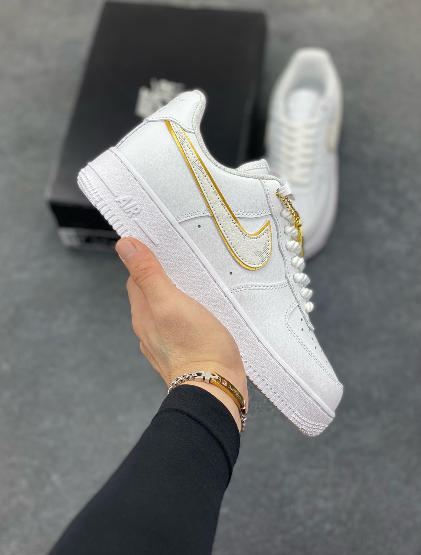 福利特价 Nike Air Force 1 ’07 Low 空军一号低帮百搭休闲运动板鞋。柔软、弹性十足的缓震性能和出色的中底设计，横跨复古与现代的外型结合，造就出风靡全球三十多年的Force 1，直到今天还深受青睐 货号：DD8960-100 尺码：36 36.5 37.5 38 38.5 39 40 40.5 41 42 42.5 43 44 44.5 45-选品中心