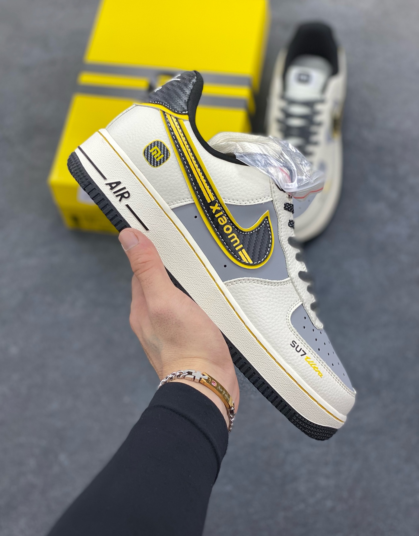福利特价 NIke Air Force 1 \’07 Low “小米联名——SU7Ultra”空军一号 低帮 运动鞋 休闲鞋 折边针车 工艺难度大 原楦头原纸板 原装鞋盒 定制五金配件 内置全掌气垫 原厂鞋底 货号：XX3168-165 尺码：36 36.5 37.5 38 38.5 39 40 40.5 41 42 42.5 43 44 44.5 45-选品中心