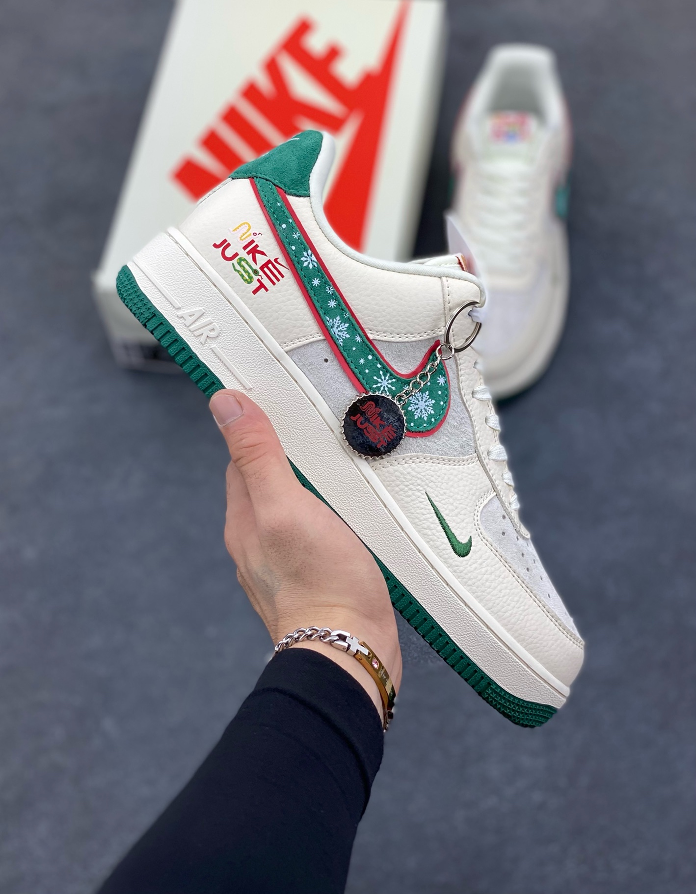 福利特价 NIke Air Force 1 \’07 Low “Just联名——圣诞树”空军一号 低帮 运动鞋 休闲鞋 折边针车 工艺难度大 原楦头原纸板 原装鞋盒 定制五金配件 内置全掌气垫 原厂鞋底 货号:DF0188-034 尺码:36 36.5 37.5 38 38.5 39 40 40.5 41 42 42.5 43 44 44.5 45-选品中心