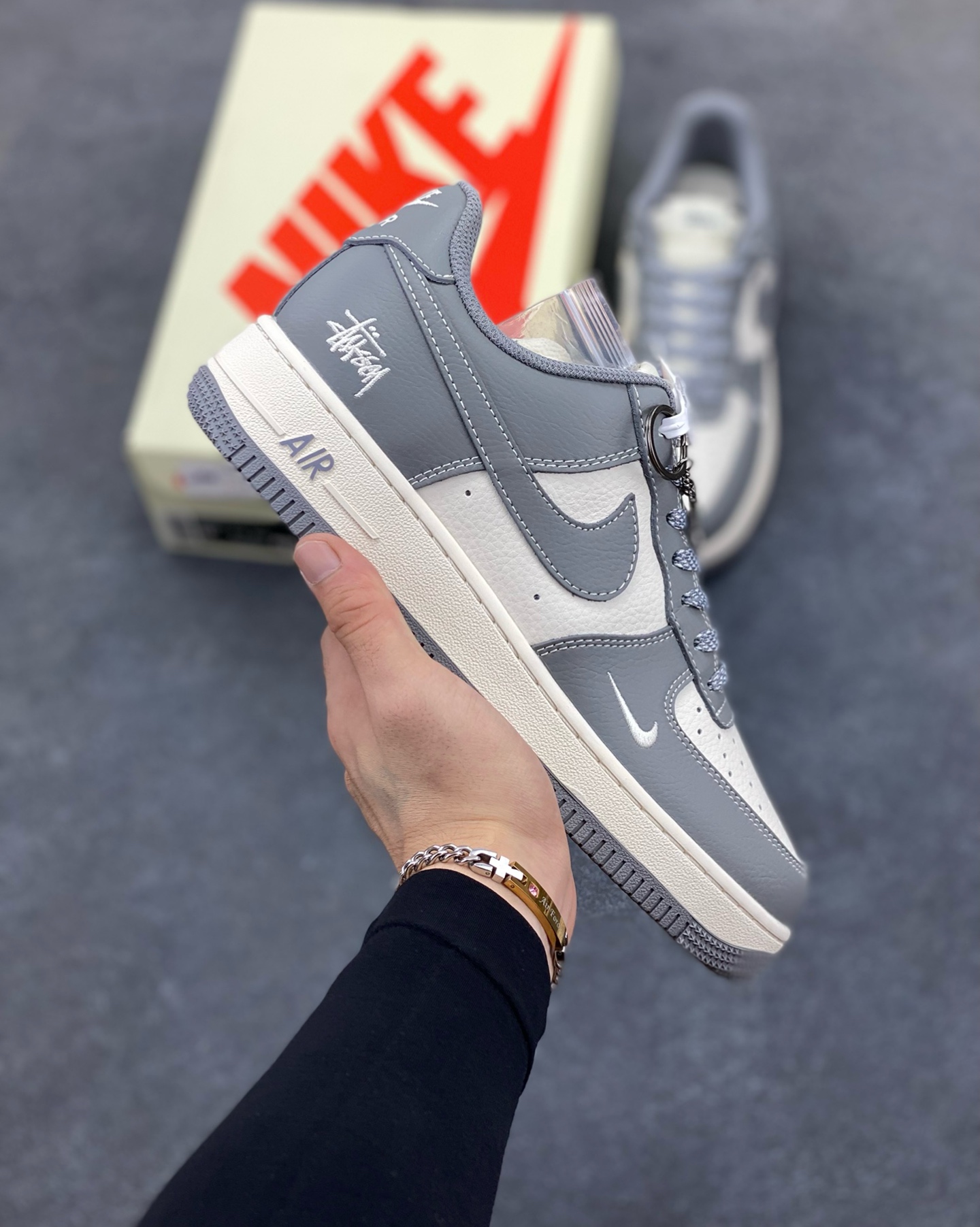 福利特价 Nike Air Force 1 \'07 Low “斯图西联名——米灰拼接”空军一号 低帮 运动鞋 休闲鞋 折边针车 工艺难度大 原楦头原纸板 原装鞋盒 定制五金配件 内置全掌气垫 原厂鞋底 货号：BB5353-512 尺码：36 36.5 37.5 38 38.5 39 40 40.5 41 42 42.5 43 44 44.5 45-选品中心