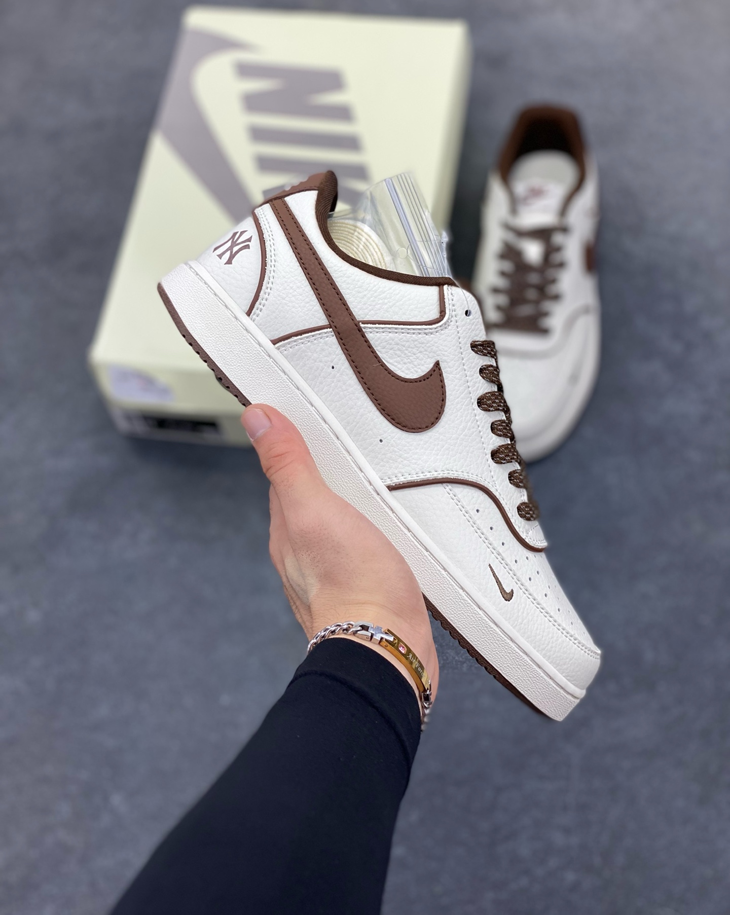 福利特价 海外爆款 ZP订单 NIKE EBERNON Low prm 小空军低帮百搭透气休闲运动板鞋 独家头层版本 原数据独家私模大底 纯正版型 清洁度完美 货号：FD5188-124 尺码：36 36.5 37.5 38 38.5 39 40 40.5 41 42 42.5 43 44 44.5 45-选品中心