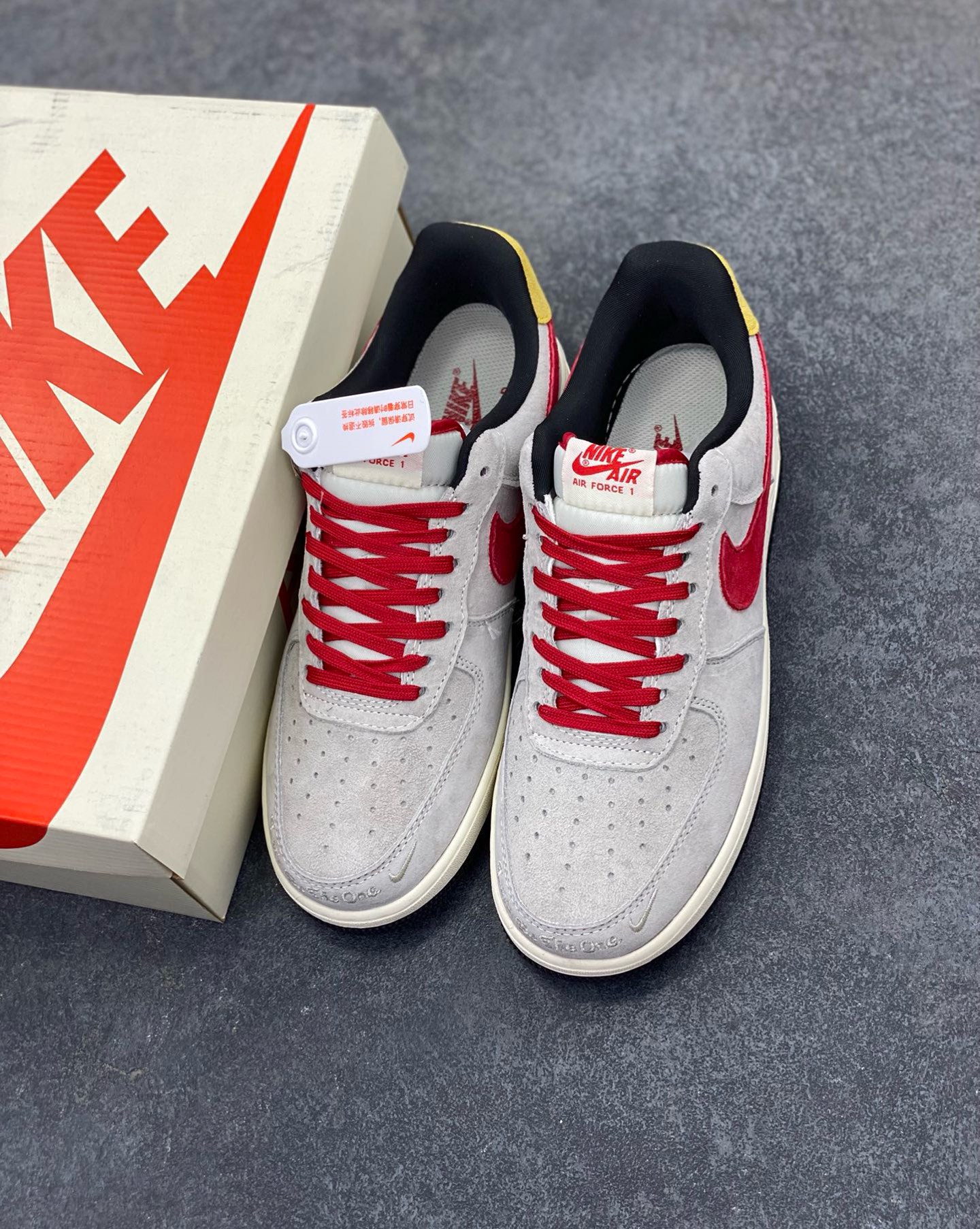 图片[8]-NIke Air Force 1 \’07 Low “万圣节联名–红灰猪八”空军一号 低帮 运动鞋 休闲鞋 折边针车 工艺难度大 原楦头原纸板 原装鞋盒 定制五金配件 内置全掌气垫 原厂鞋底 货号：KK1988-020 尺码：36 36.5 37.5 38 38.5 39 40 40.5 41 42 42.5 43 44 44.5 45-选品中心