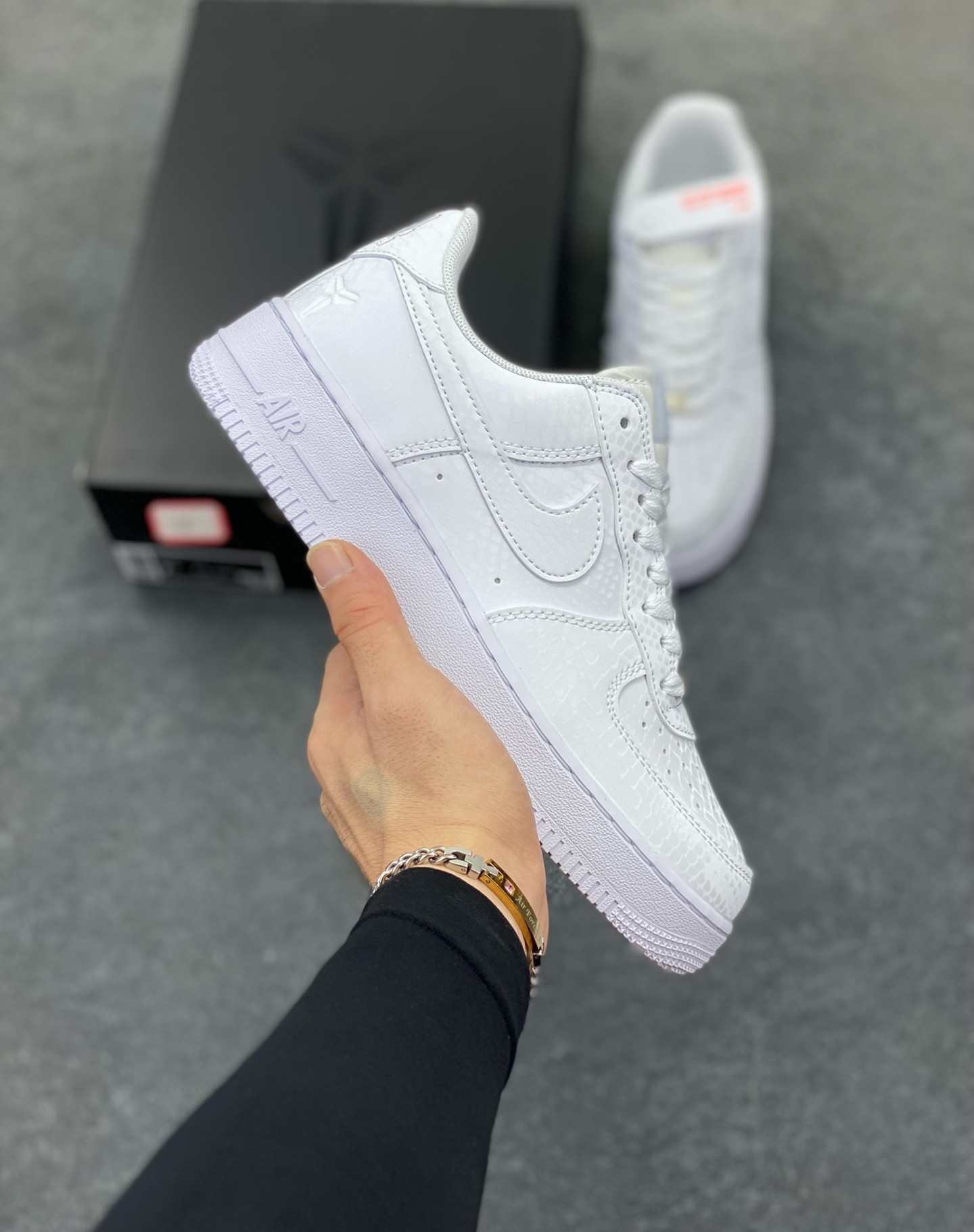 Nike Air Force 1 Low 科比 空军一号低帮运动休闲板鞋 原楦头原纸板 打造纯正空军版型 专注外贸渠道 全掌内置蜂窝气垫 原盒配件 原厂中底钢印、拉帮完美 货号：IB0018-100 尺码：36 36.5 37.5 38 38.5 39 40 40.5 41 42 42.5 43 44 44.5 45-选品中心