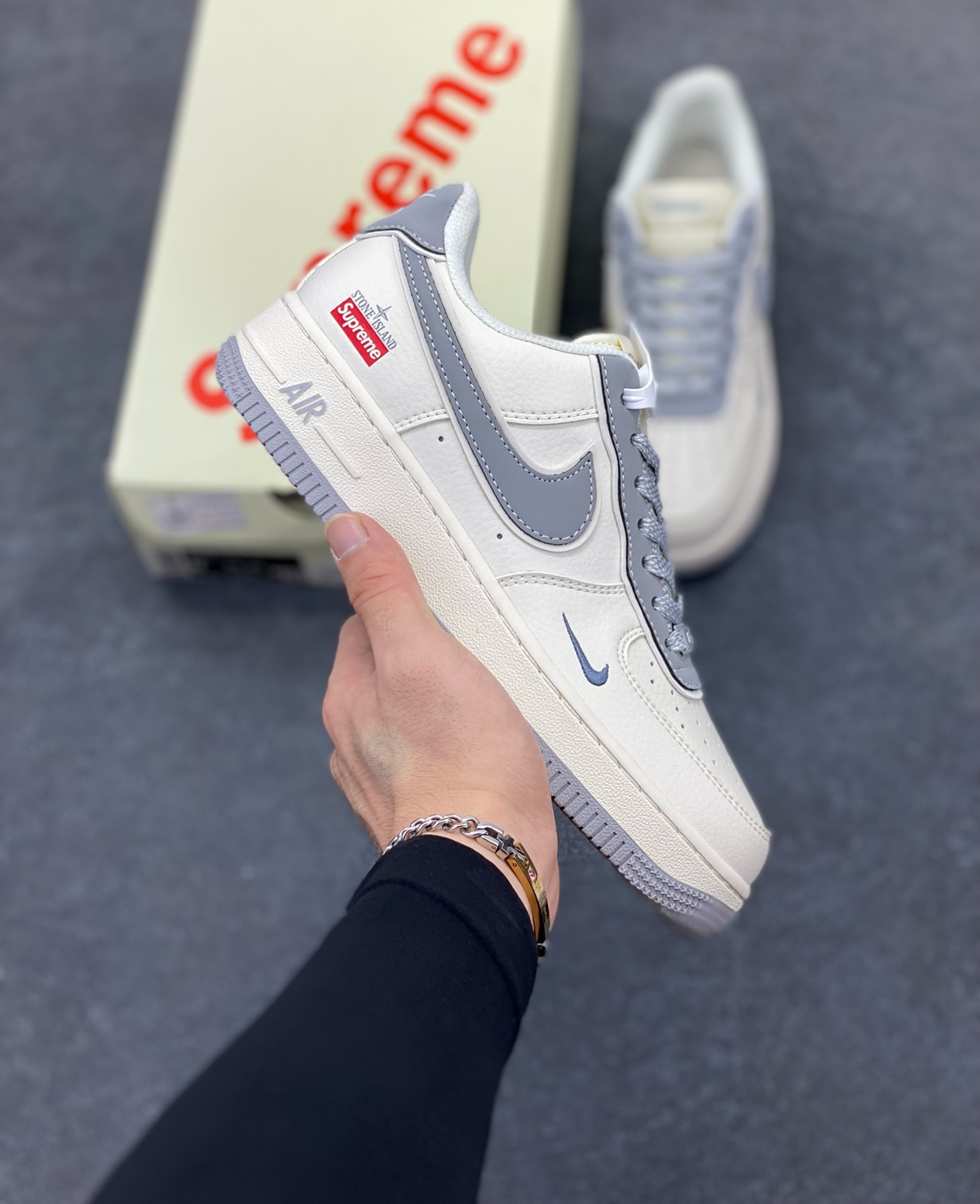 福利特价 NIke Air Force 1 \’07 Low “石头岛Supreme联名——米白星灰”空军一号 低帮 运动鞋 休闲鞋 折边针车 工艺难度大 原楦头原纸板 原装鞋盒 定制五金配件 内置全掌气垫 原厂鞋底 货号:BB1616-303 尺码:36 36.5 37.5 38 38.5 39 40 40.5 41 42 42.5 43 44 44.5 45-选品中心