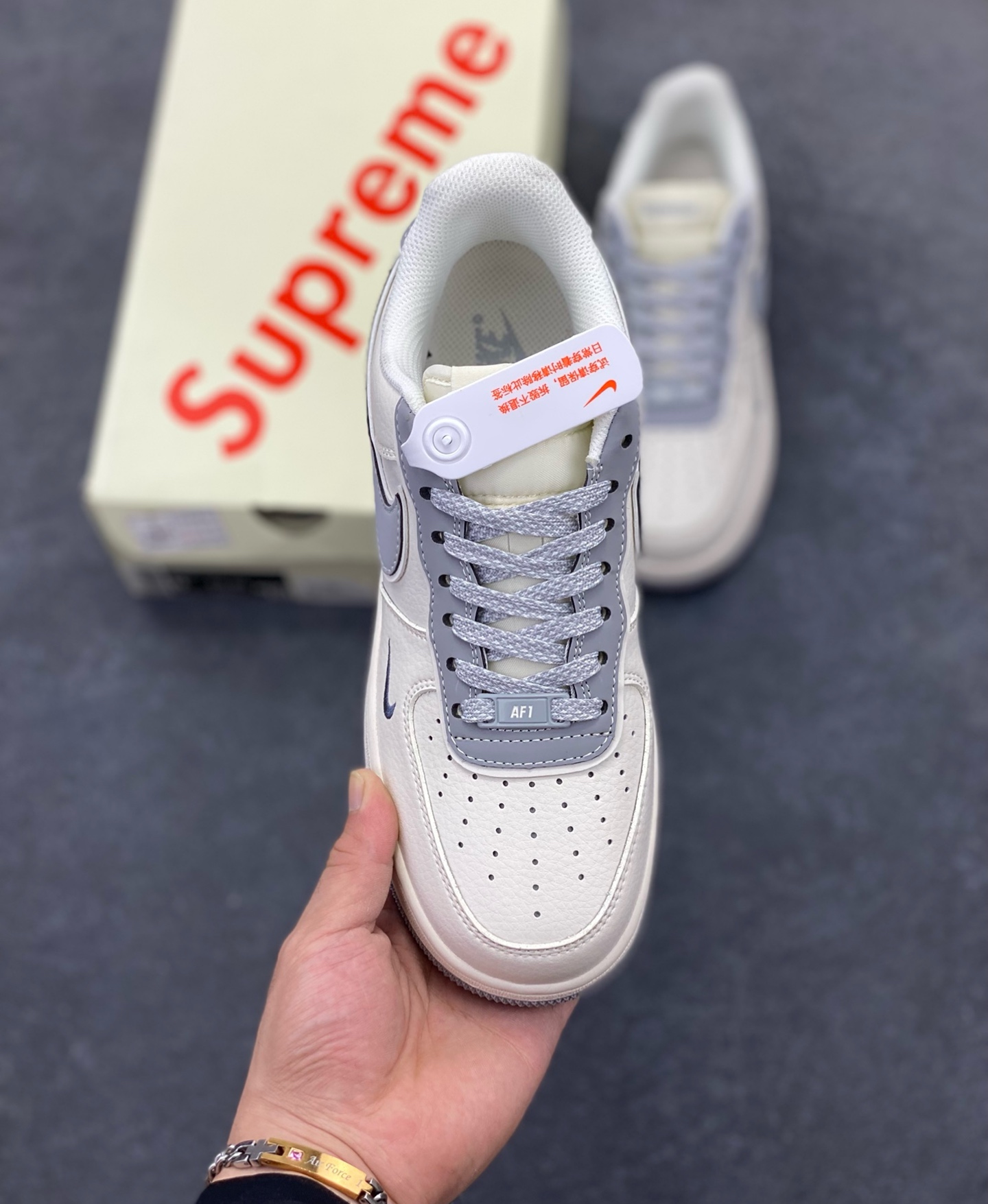 图片[2]-福利特价 NIke Air Force 1 \’07 Low “石头岛Supreme联名——米白星灰”空军一号 低帮 运动鞋 休闲鞋 折边针车 工艺难度大 原楦头原纸板 原装鞋盒 定制五金配件 内置全掌气垫 原厂鞋底 货号：BB1616-303 尺码：36 36.5 37.5 38 38.5 39 40 40.5 41 42 42.5 43 44 44.5 45-选品中心