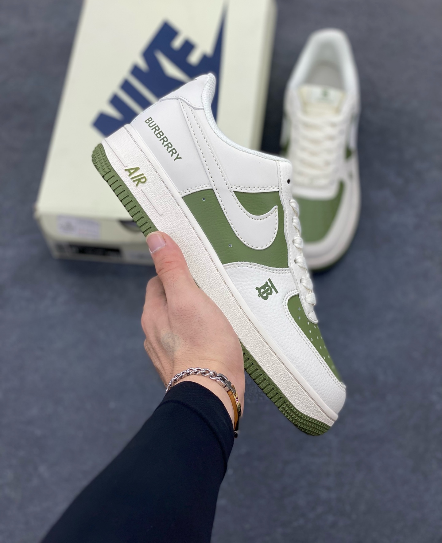 福利特价 NIke Air Force 1 \’07 Low “巴宝莉联名–米白艾青拼接”空军一号 低帮 运动鞋 休闲鞋 折边针车 工艺难度大 原楦头原纸板 原装鞋盒 定制五金配件 内置全掌气垫 原厂鞋底 货号:BB8588-221 尺码:36 36.5 37.5 38 38.5 39 40 40.5 41 42 42.5 43 44 44.5 45-选品中心