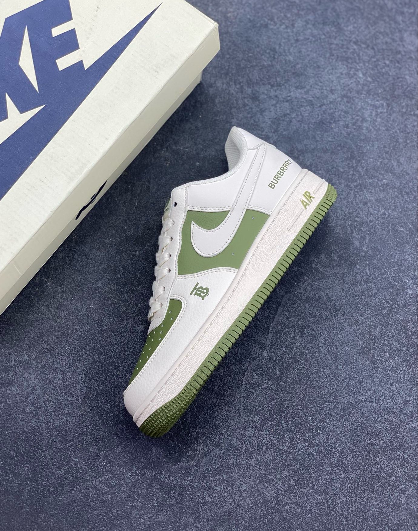 图片[7]-福利特价 NIke Air Force 1 \’07 Low “巴宝莉联名–米白艾青拼接”空军一号 低帮 运动鞋 休闲鞋 折边针车 工艺难度大 原楦头原纸板 原装鞋盒 定制五金配件 内置全掌气垫 原厂鞋底 货号：BB8588-221 尺码：36 36.5 37.5 38 38.5 39 40 40.5 41 42 42.5 43 44 44.5 45-选品中心