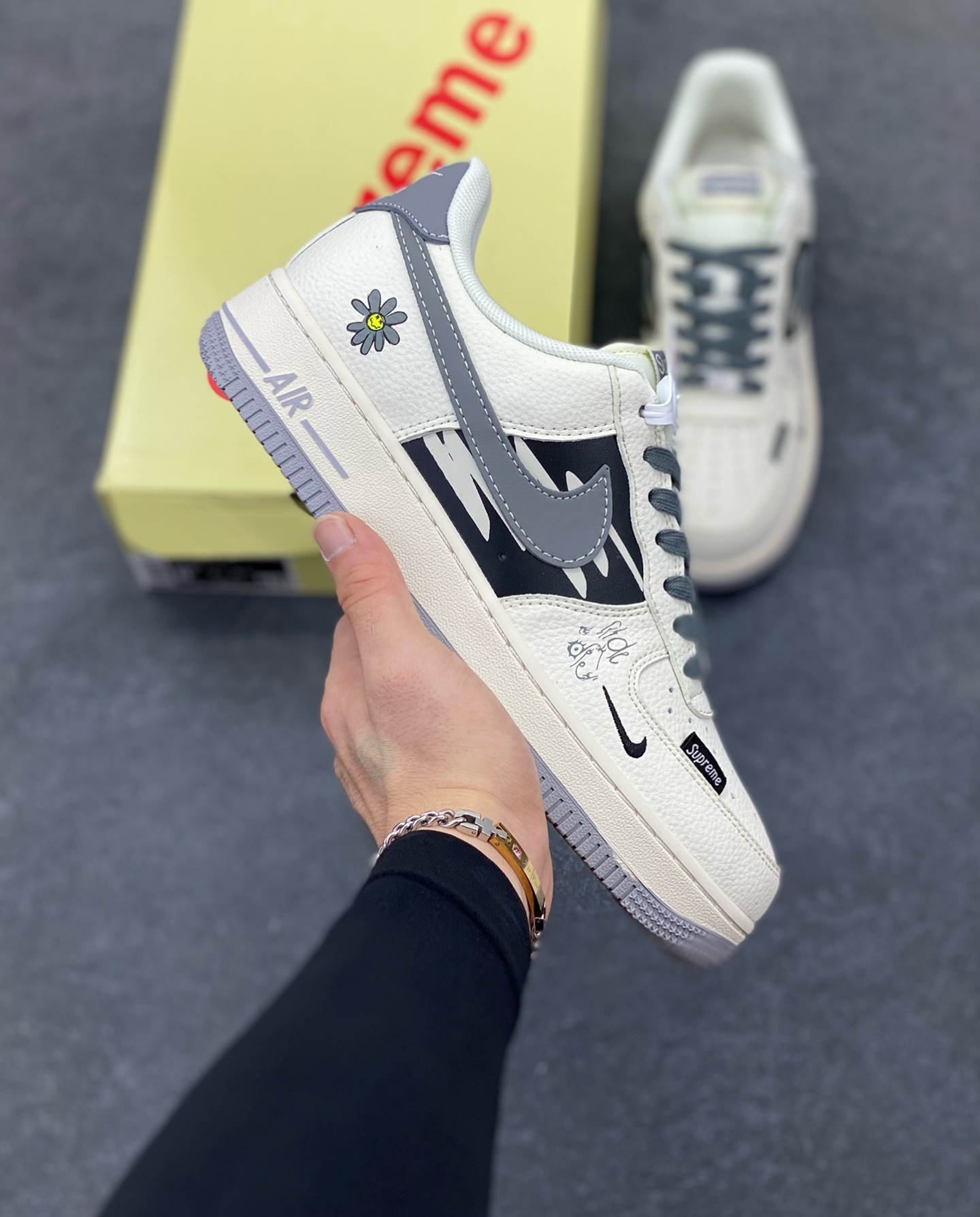 Nike Air Force 1 \’07 Low “Supreme联名——涂鸦米灰勾”空军一号 低帮 运动鞋 休闲鞋 折边针车 工艺难度大 原楦头原纸板 原装鞋盒 定制五金配件 内置全掌气垫 原厂鞋底 货号：QW5606-272 尺码：36 36.5 37.5 38 38.5 39 40 40.5 41 42 42.5 43 44 44.5 45-选品中心