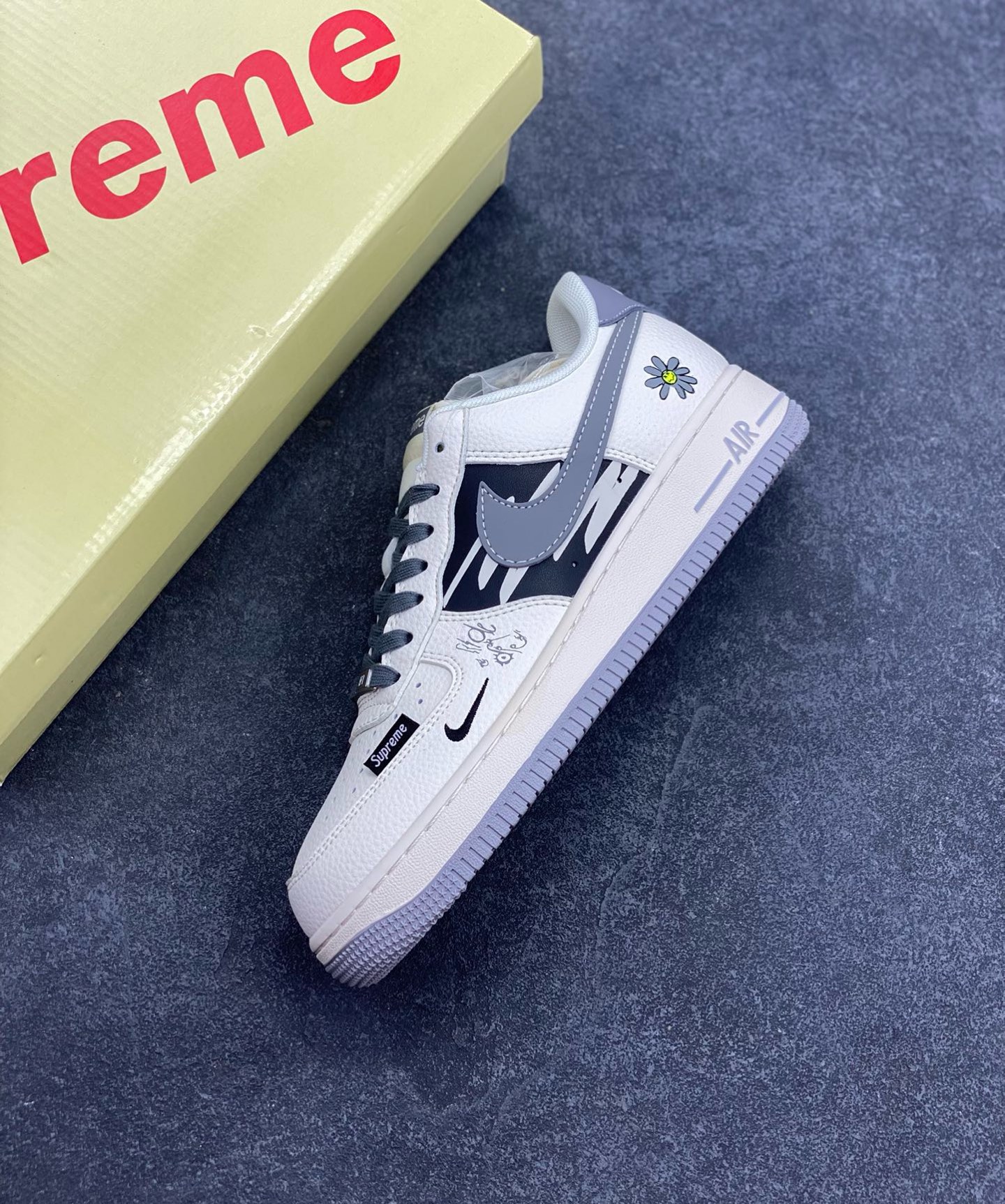 图片[7]-Nike Air Force 1 \’07 Low “Supreme联名——涂鸦米灰勾”空军一号 低帮 运动鞋 休闲鞋 折边针车 工艺难度大 原楦头原纸板 原装鞋盒 定制五金配件 内置全掌气垫 原厂鞋底 货号：QW5606-272 尺码：36 36.5 37.5 38 38.5 39 40 40.5 41 42 42.5 43 44 44.5 45-选品中心